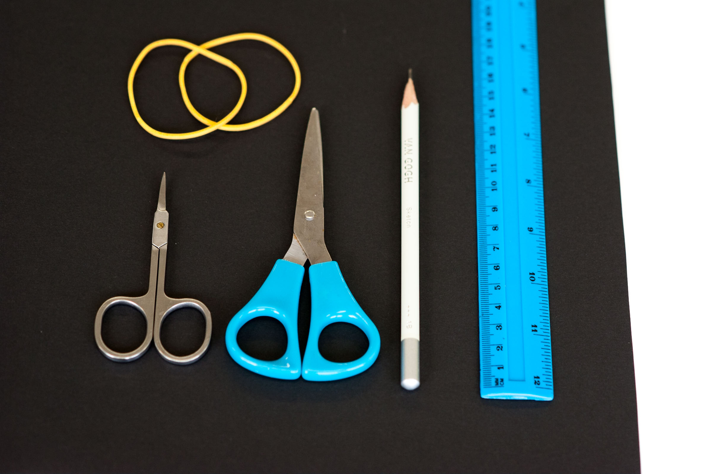 Benodigdheden: liniaal, potlood, elastiek, schaar, nagelschaar, zwart karton.