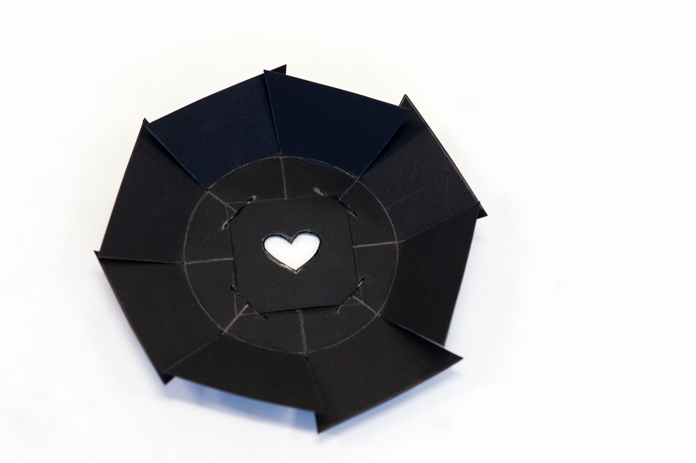 Het vakje met het figuurtje zit aan de binnenkant van de houder.