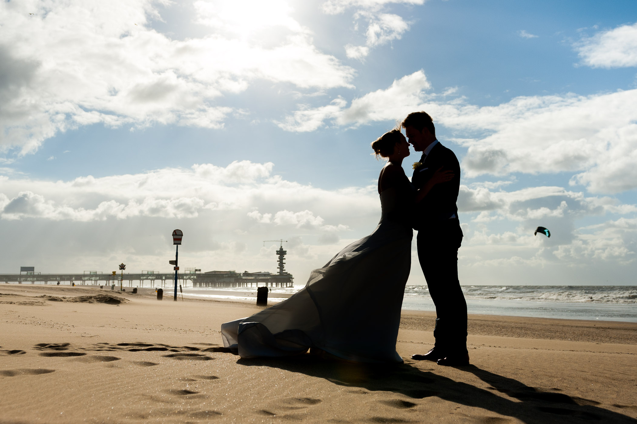 Silhouet van bruidspaar op het strand