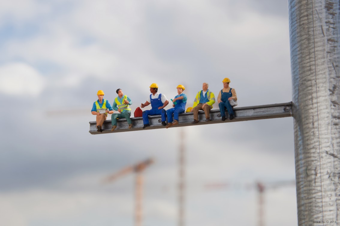 Kleine mensen in een grote stad