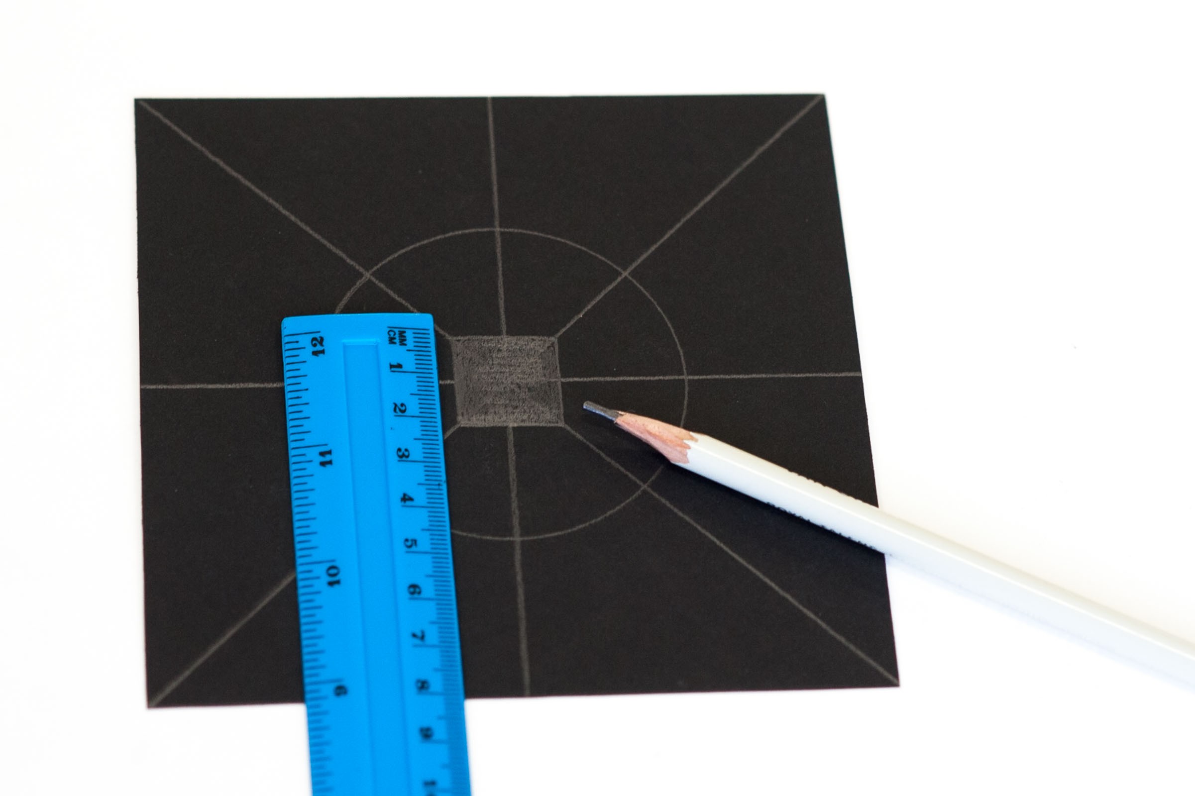 Teken in het midden een vierkantje van 2x2 centimeter.