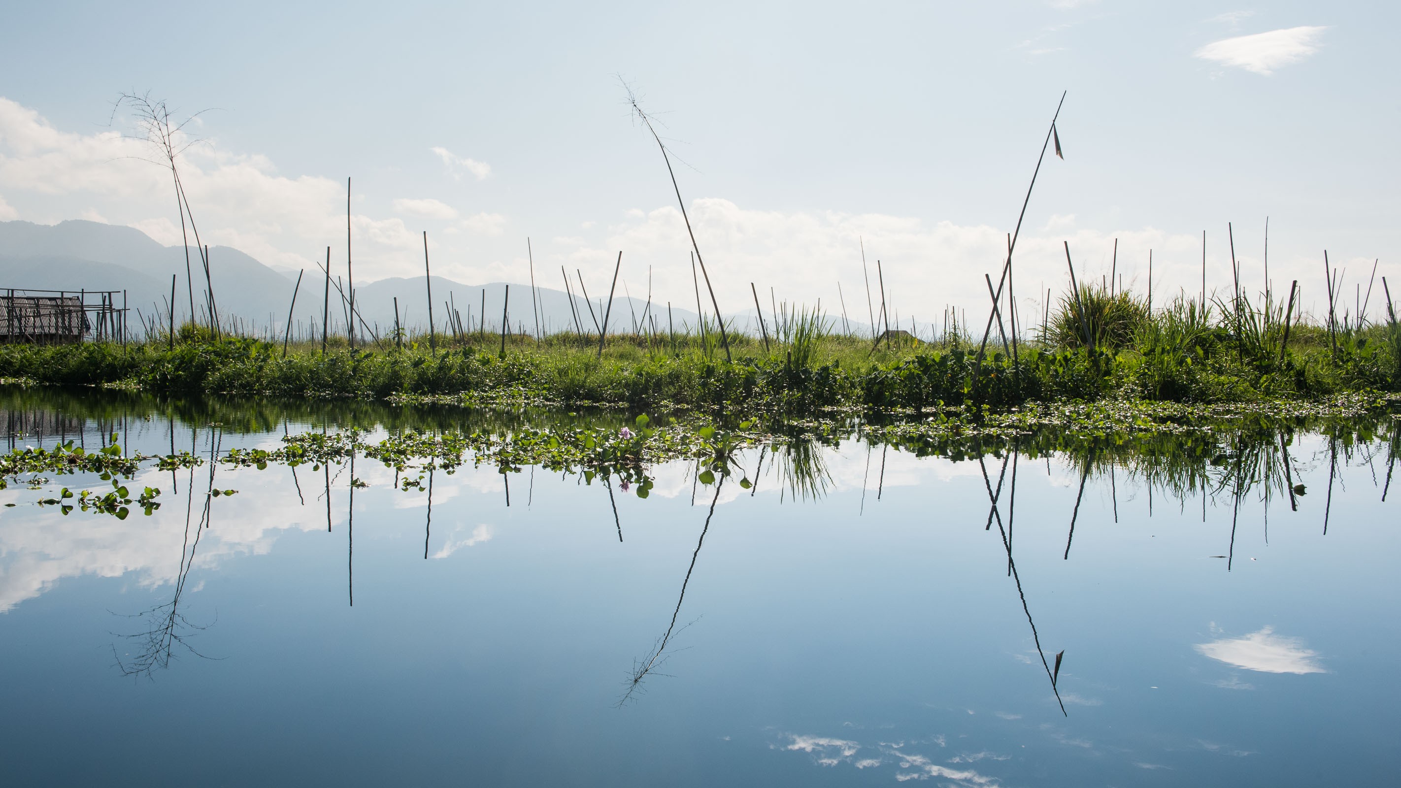 Je ziet dat de lucht in deze foto een stukje lichter is dan de reflectie in het water. Dat is niet erg, behalve als de lucht helemaal wit was geworden. Dan mis je namelijk wat er gereflecteerd wordt.