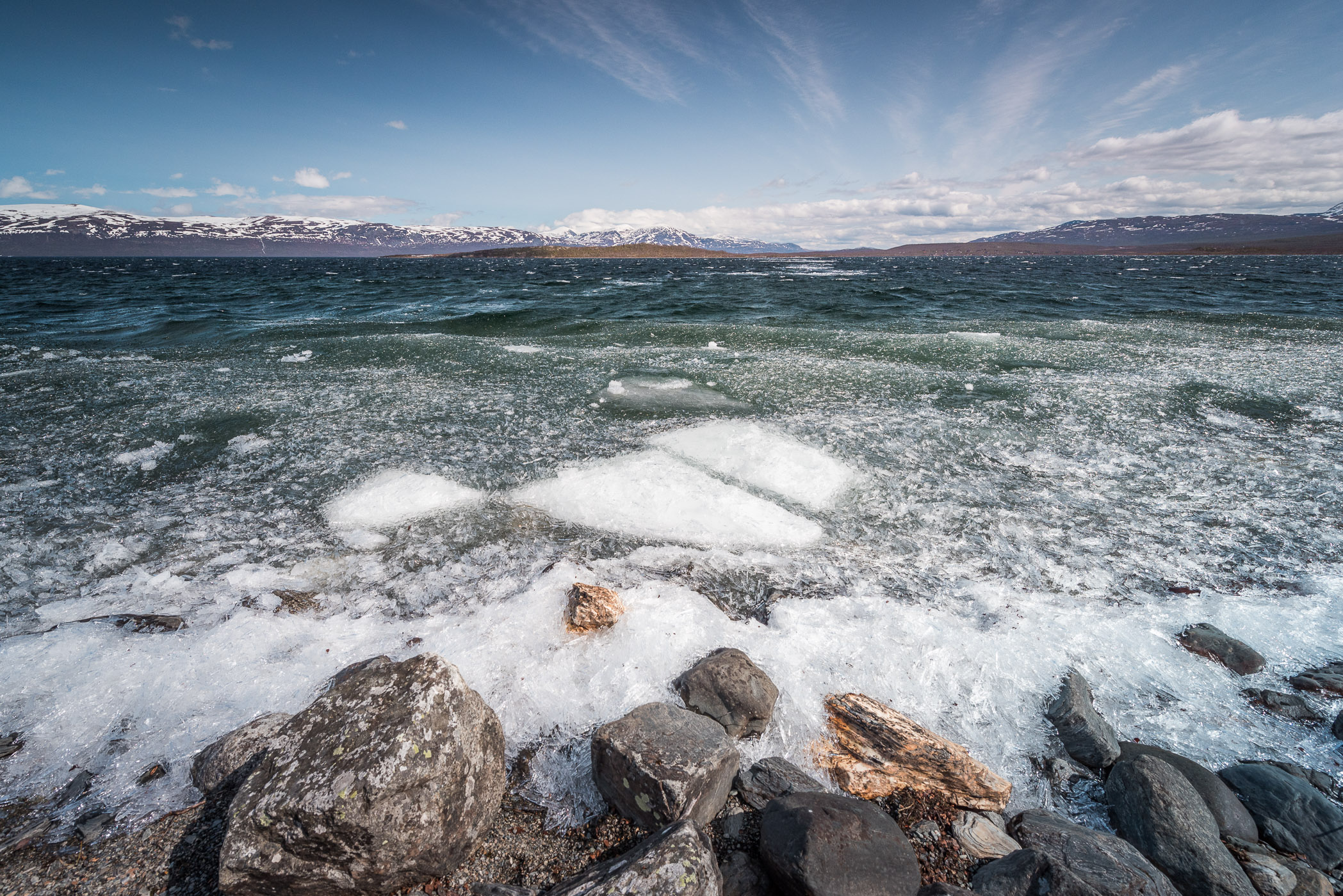 Laatste beetjes ijs van het bevroren meer