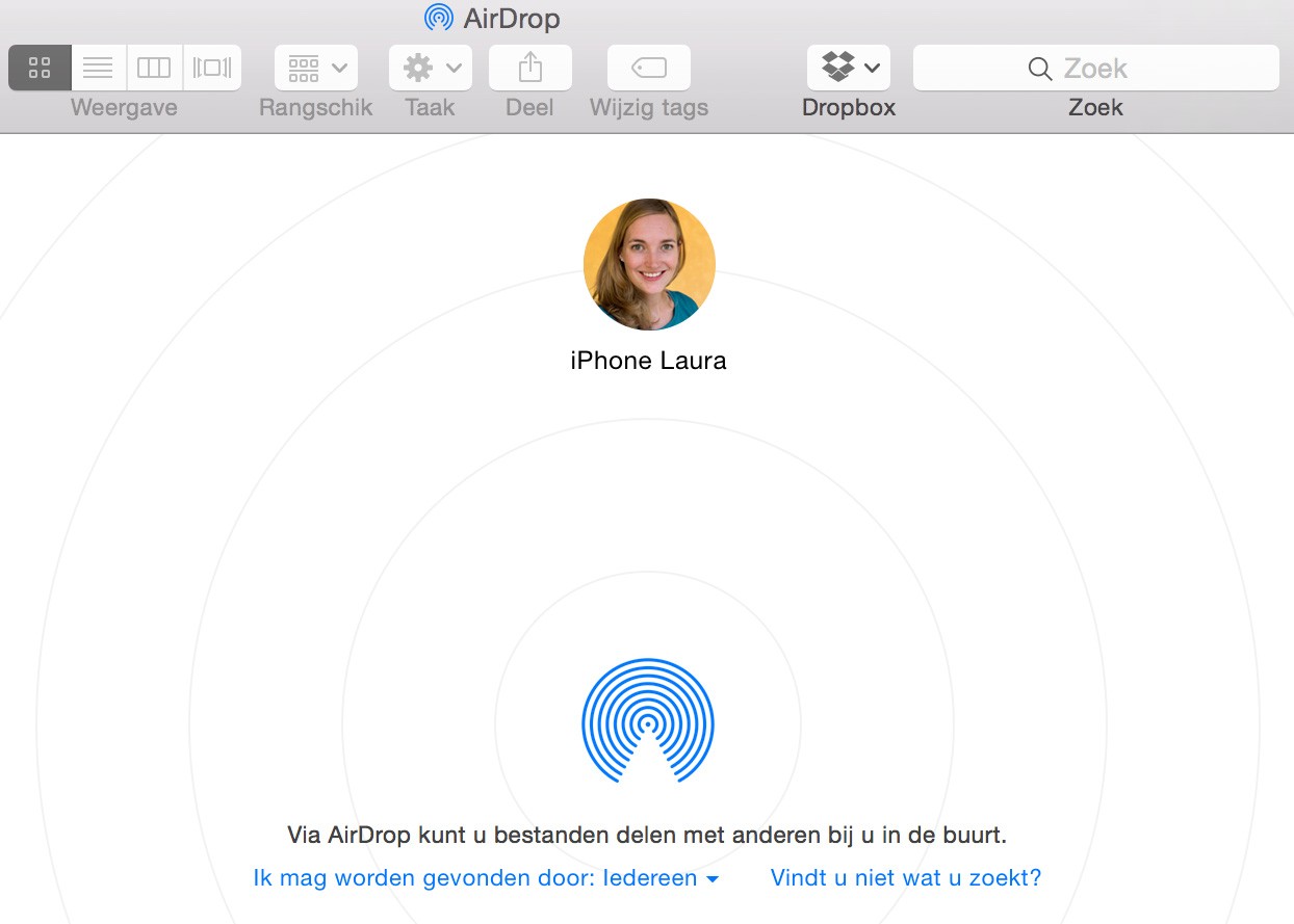Op een Macbook of iMac open je Finder en klik je bovenin op Ga > AirDrop. Of gebruik de sneltoets CMD + SHIFT + R.