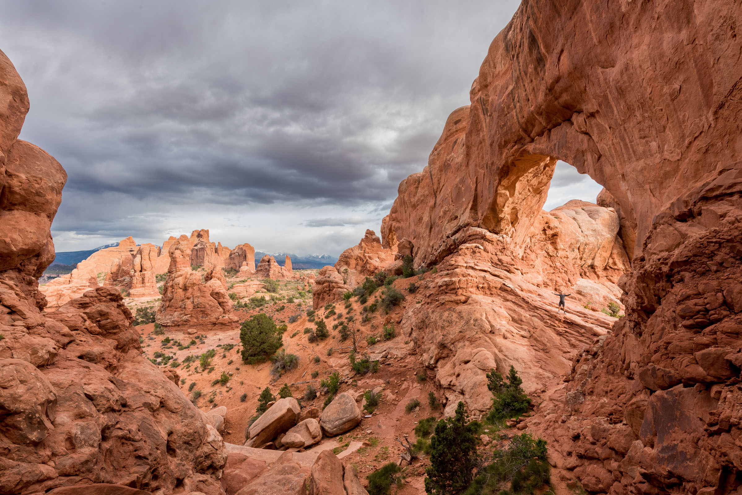 Zie jij het kleine poppetje onder de boog staan?