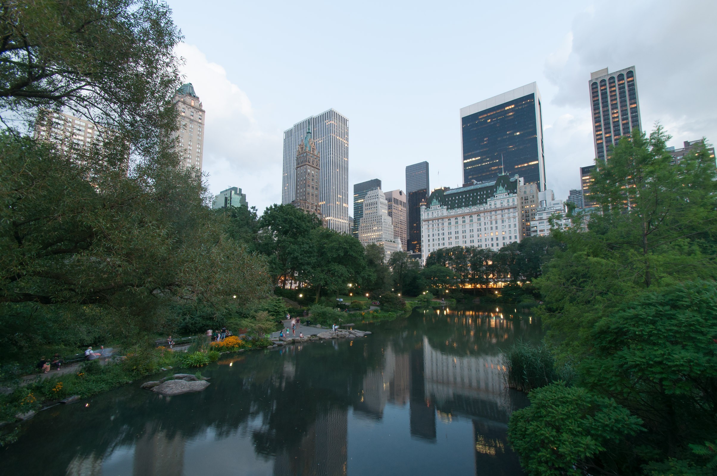 Wacht op de juiste balans tussen de lucht en de verlichting op de gebouwen. Bij het maken van deze foto begon het al wat donkerder te worden, maar de verlichting van de voorste (lage) gebouwen valt nauwelijks op.