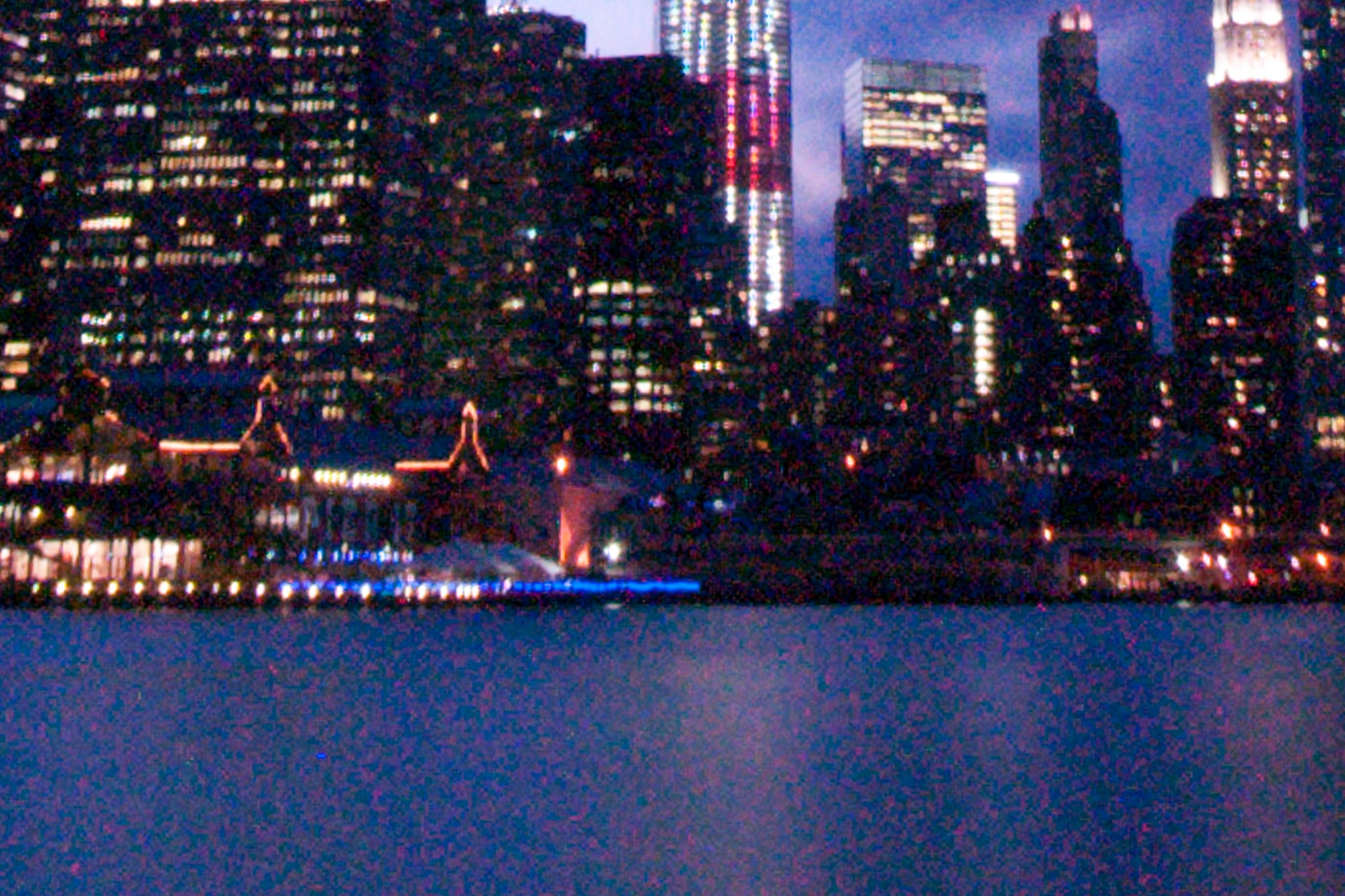 De ruis is vooral zichtbaar wanneer je inzoomt op de details in de foto.