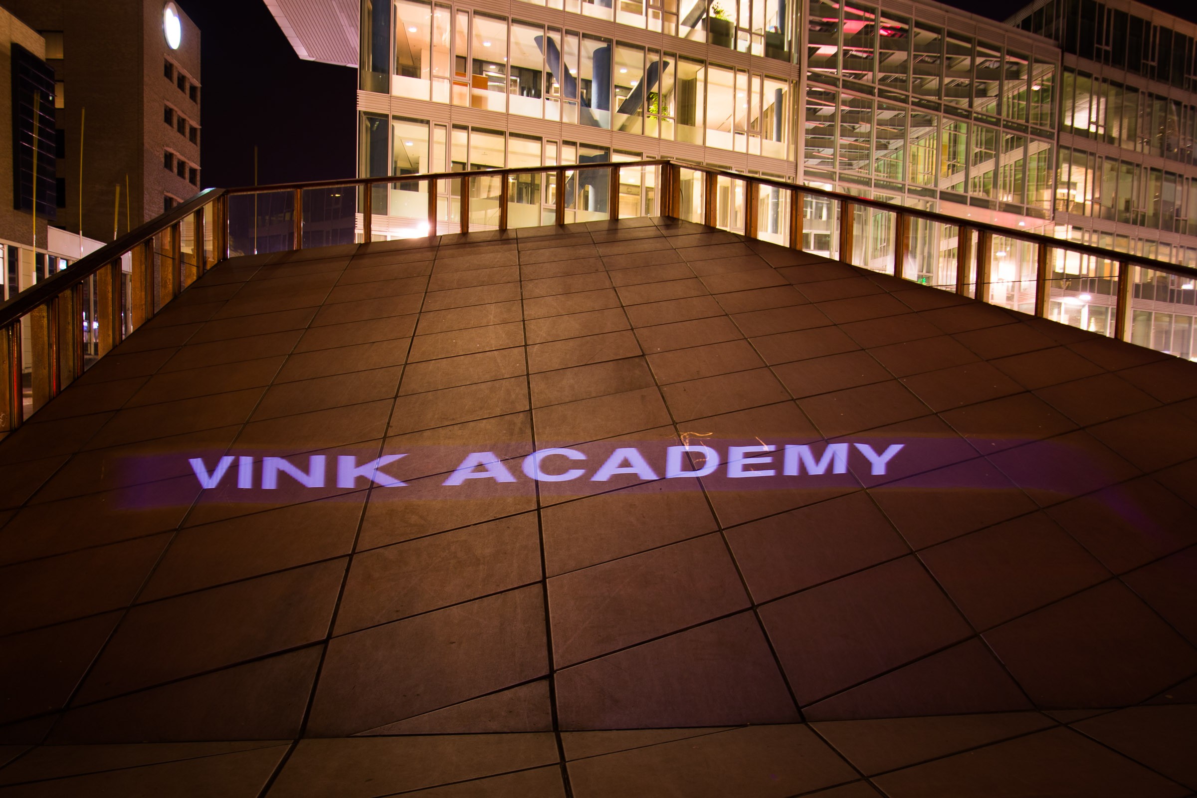 Lightpainting kan op veel verschillende manieren, zelfs met letters