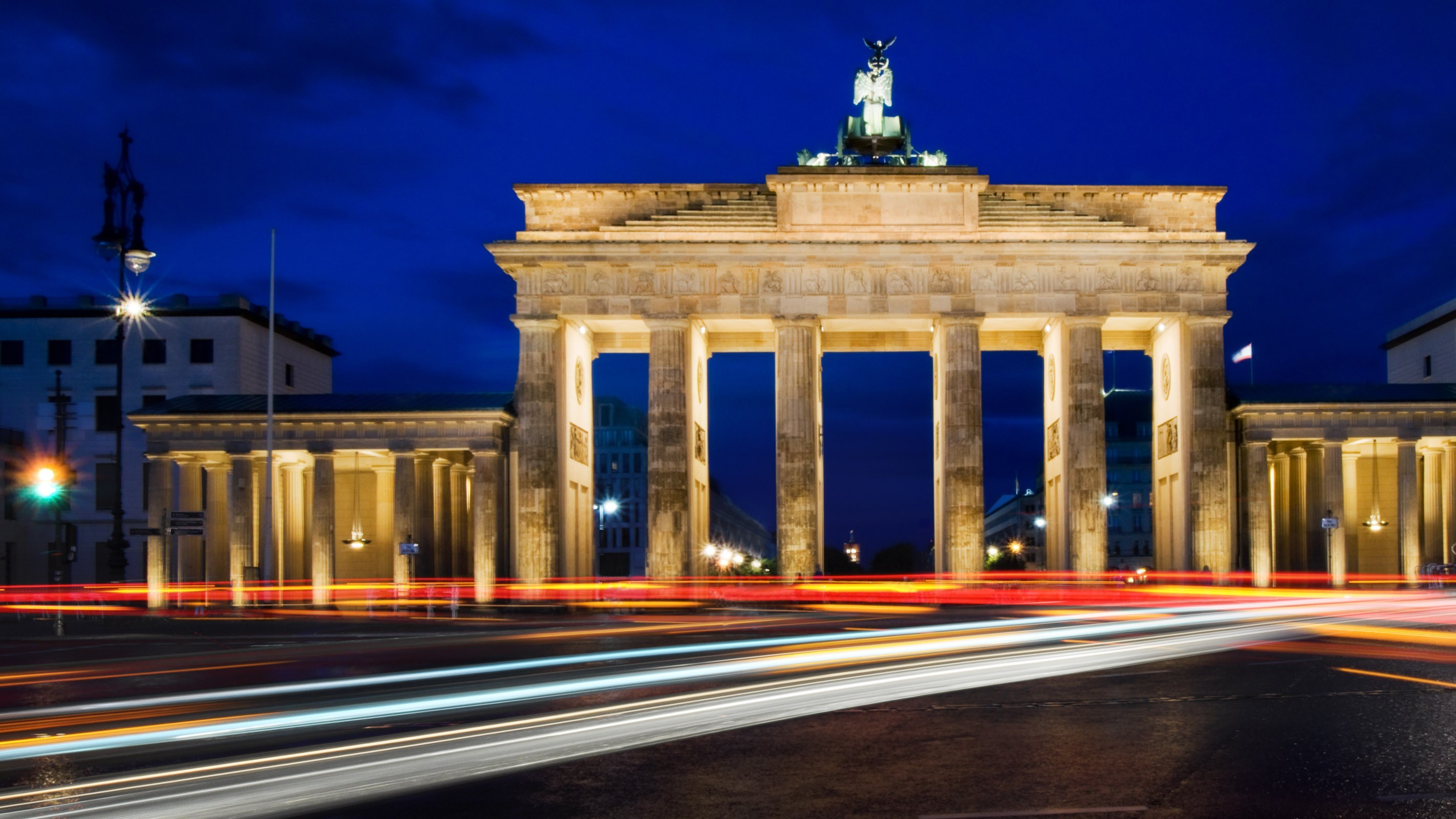 De timing is heel belangrijk. Analyseer het verkeer en de stoplichten, zodat je weet wanneer er verkeer gaat rijden. Deze foto had een sluitertijd van 30s en ik had speciaal gewacht totdat het stoplicht op groen stond voor het verkeer dat de bocht om ging.