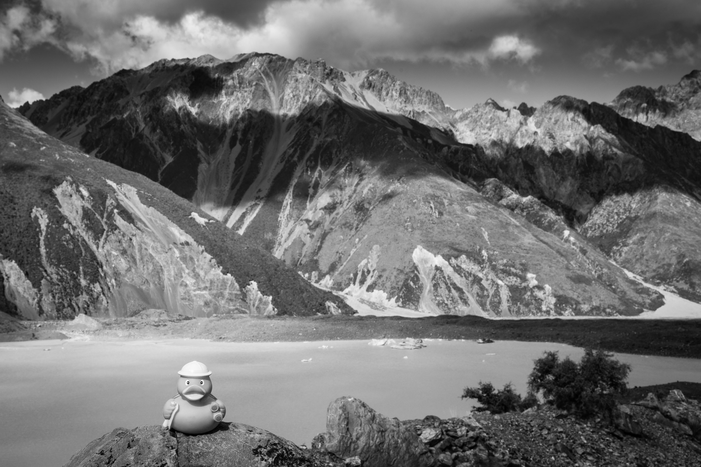 Wanneer iemand anders de eerste foto heeft bewerkt tot deze foto (zwart-wit aanpassing, uitsnede, etc), dan verkrijgt de ander niet zomaar het auteursrecht door deze wijziging. Het origineel is nog dusdanis herkenbaar. Als auteursrechthebbende mag ik deze aanpassing verbieden.