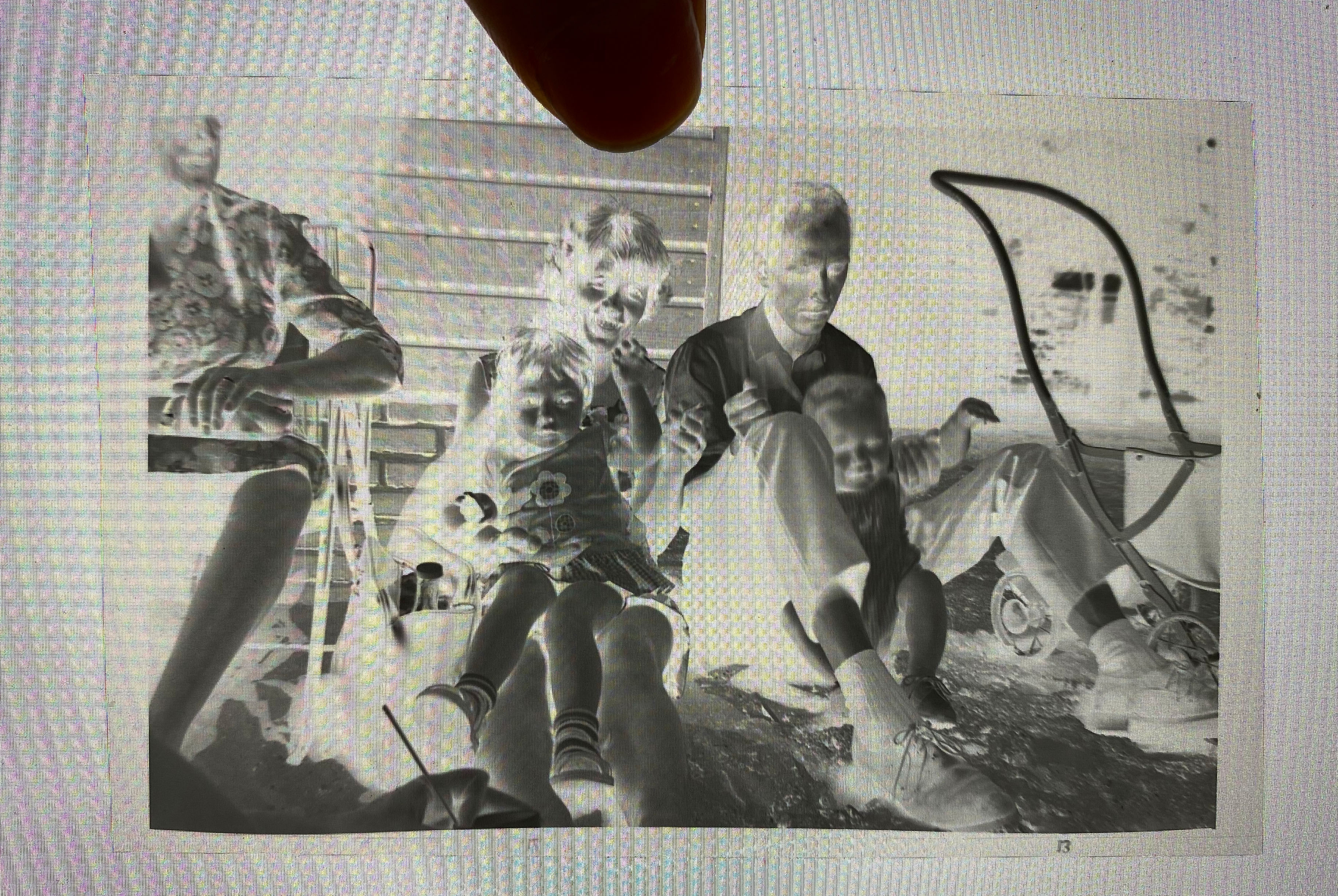 Houd het negatief niet tedichtbij het beeldshcerm (leg het er dus ook niet rechtstreeks op), want je ziet dan het patroon van het beeldscherm met allemaal gekleurde stipjes.