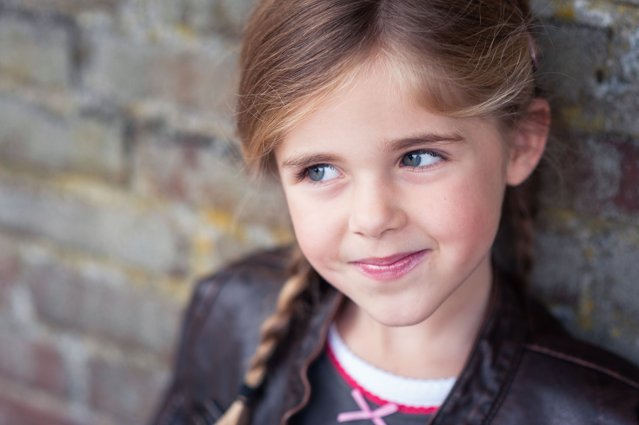 Geef de persoon kijkruimte. Het meisje kijkt naar links en daarom is er aan de linkerkant van de foto wat vrije ruimte.