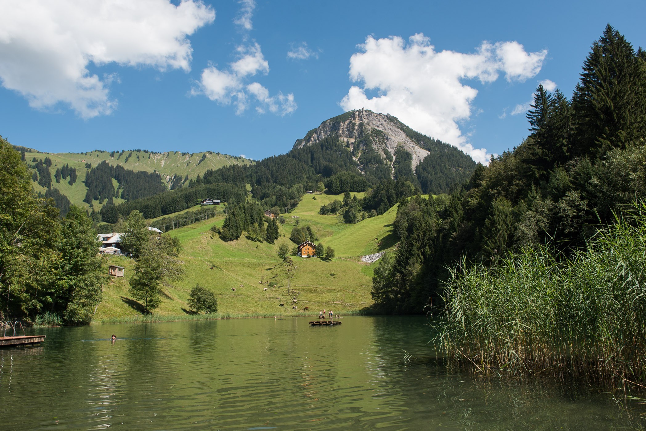 Seewaldsee. Het bergmeer zorgt voor rust in de foto.
