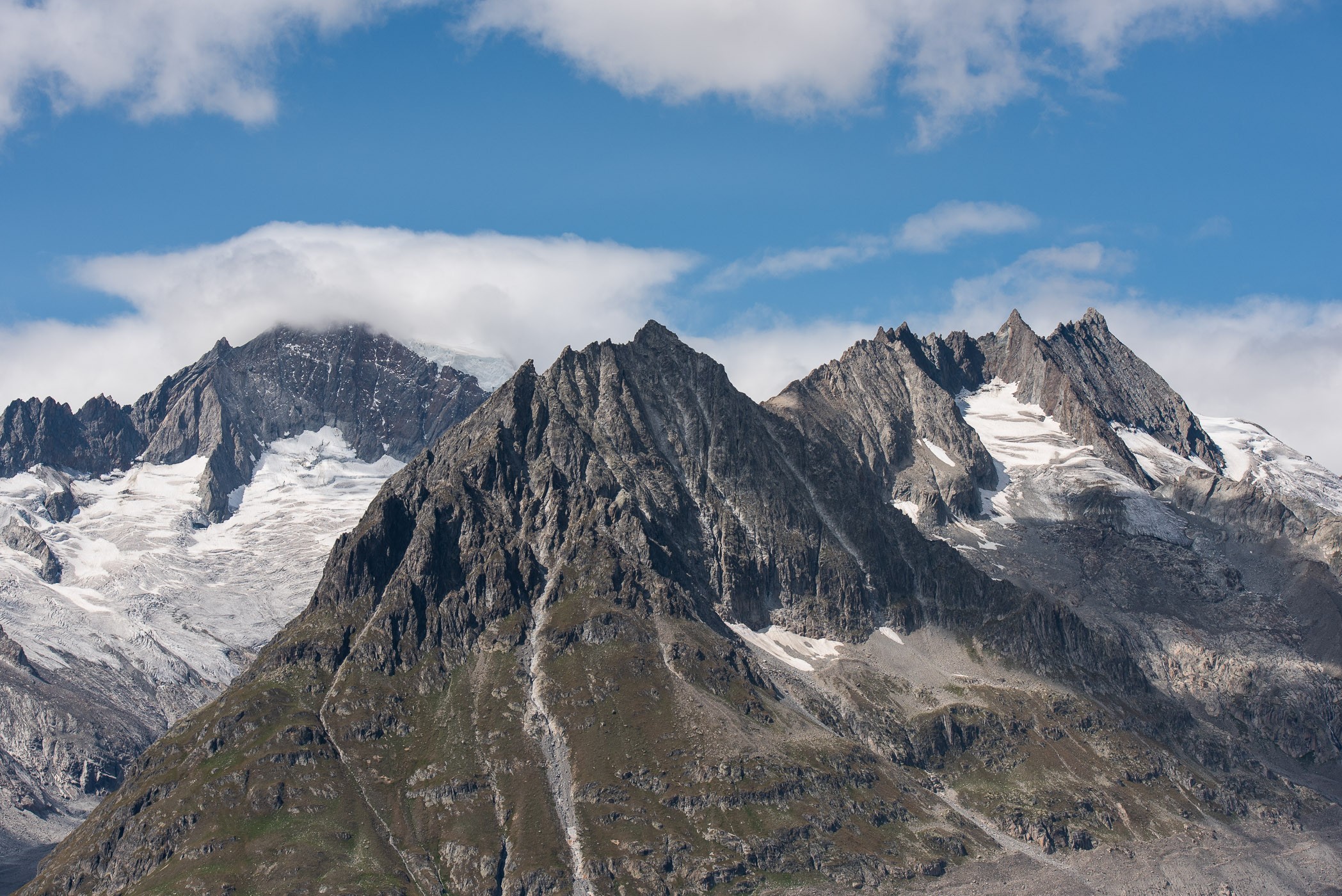 Door de schaduw op de top van de berg krijg je meer diepte