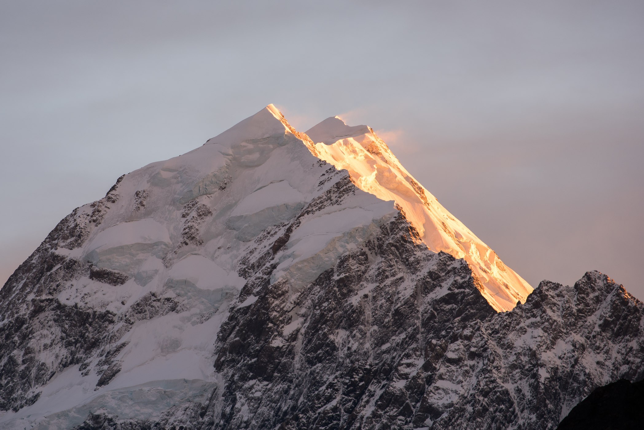 Zonsopkomst bergtop in Nieuw-Zeeland