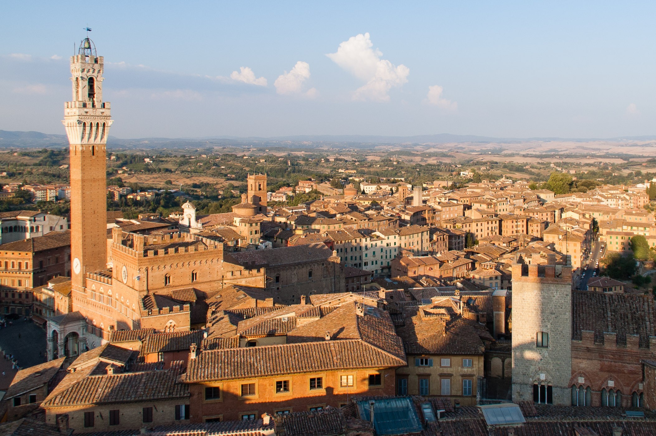dan bijvoorbeeld vlak voor zonsondergang, tijdens het zogenaamde gouden uurtje. (Siena, Italië)