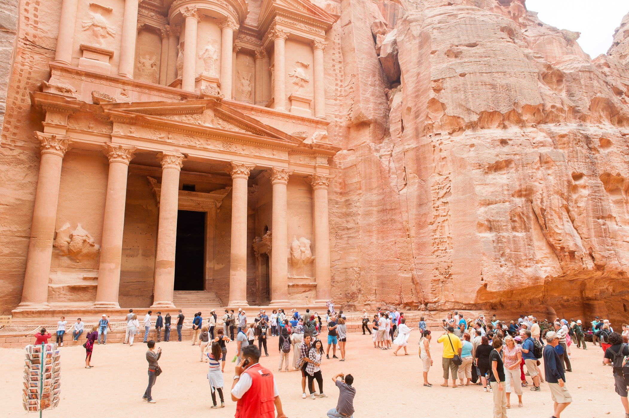 Het tijdstip van de dag is van invloed op de drukte bij bekende toeristische attracties. 's Middags was het heel erg druk bij de schatkamer in Petra, Jordanië.