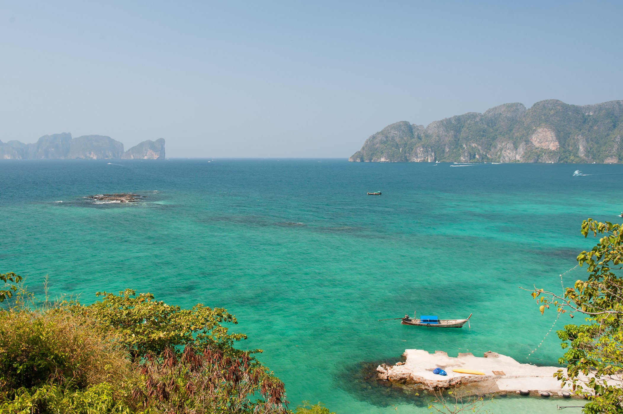 En deze foto is gemaakt mét polarisatiefilter. Best nog wel een verschil he? Het water is nu nog mooier blauw. (Thailand)