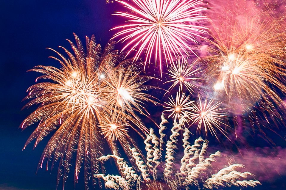 De bewerking van de RAW-foto in Lightroom was o.a. Contrast +66, Hooglichten -76, Witte tinten -27, Zwarte Tinten -27. De kleuren van het vuurwerk zijn nu een stuk beter zichtbaar op de foto.