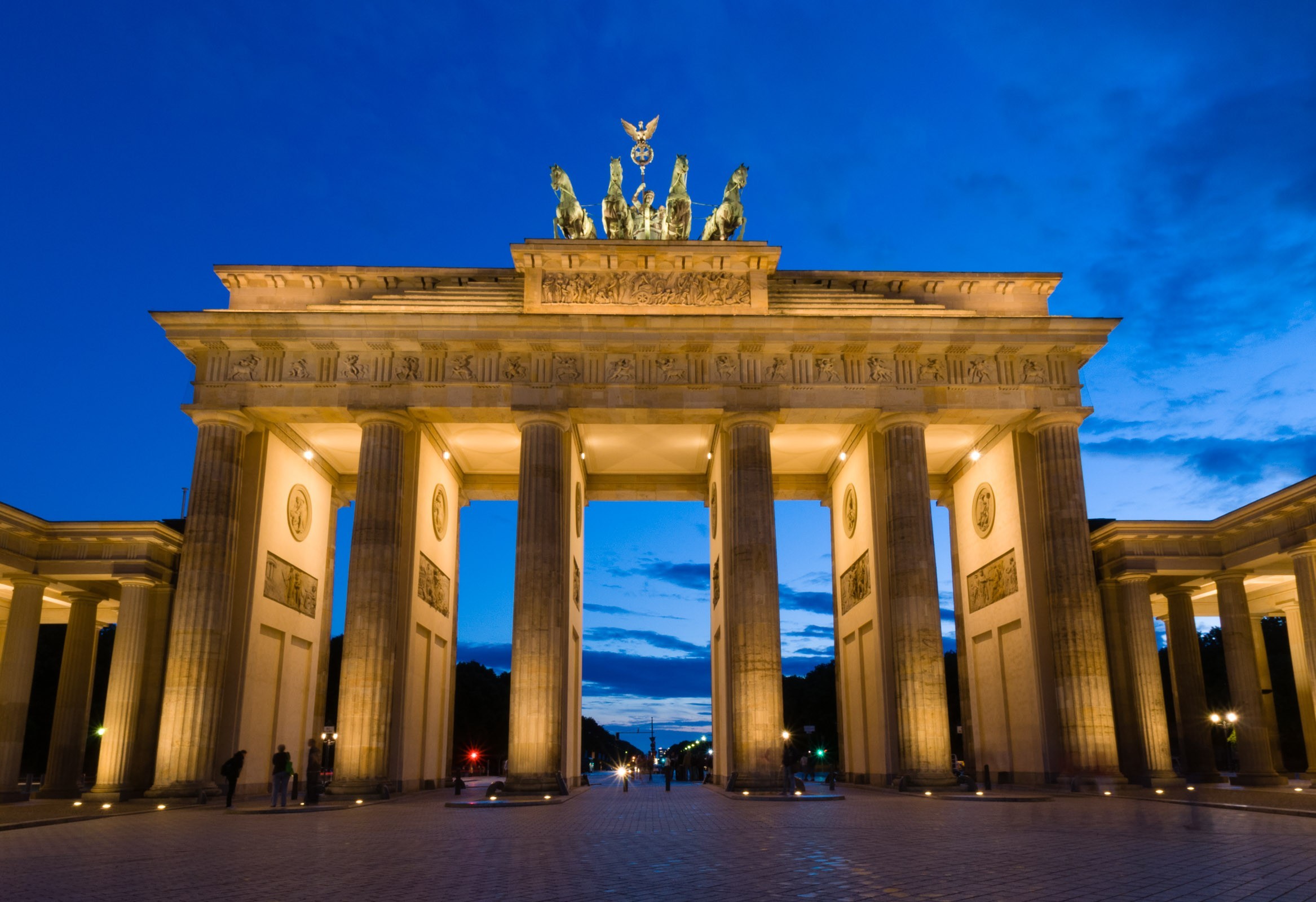 De lucht blijft het langst blauw aan de horizon waar de zon ondergaat.