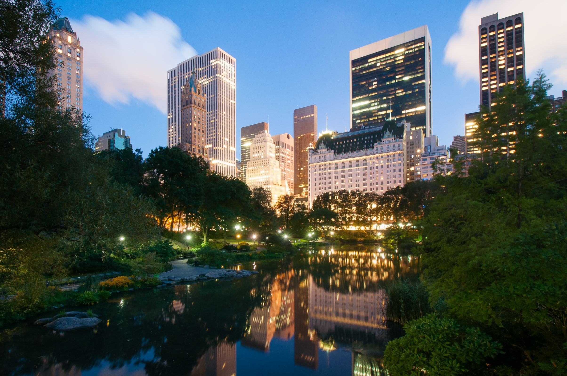 Deze foto werd 13 minuten later gemaakt dan bovenstaande foto. De lucht is donkerder (en mooi blauw) en het beeld is meer in balans qua verlichting en belichting.