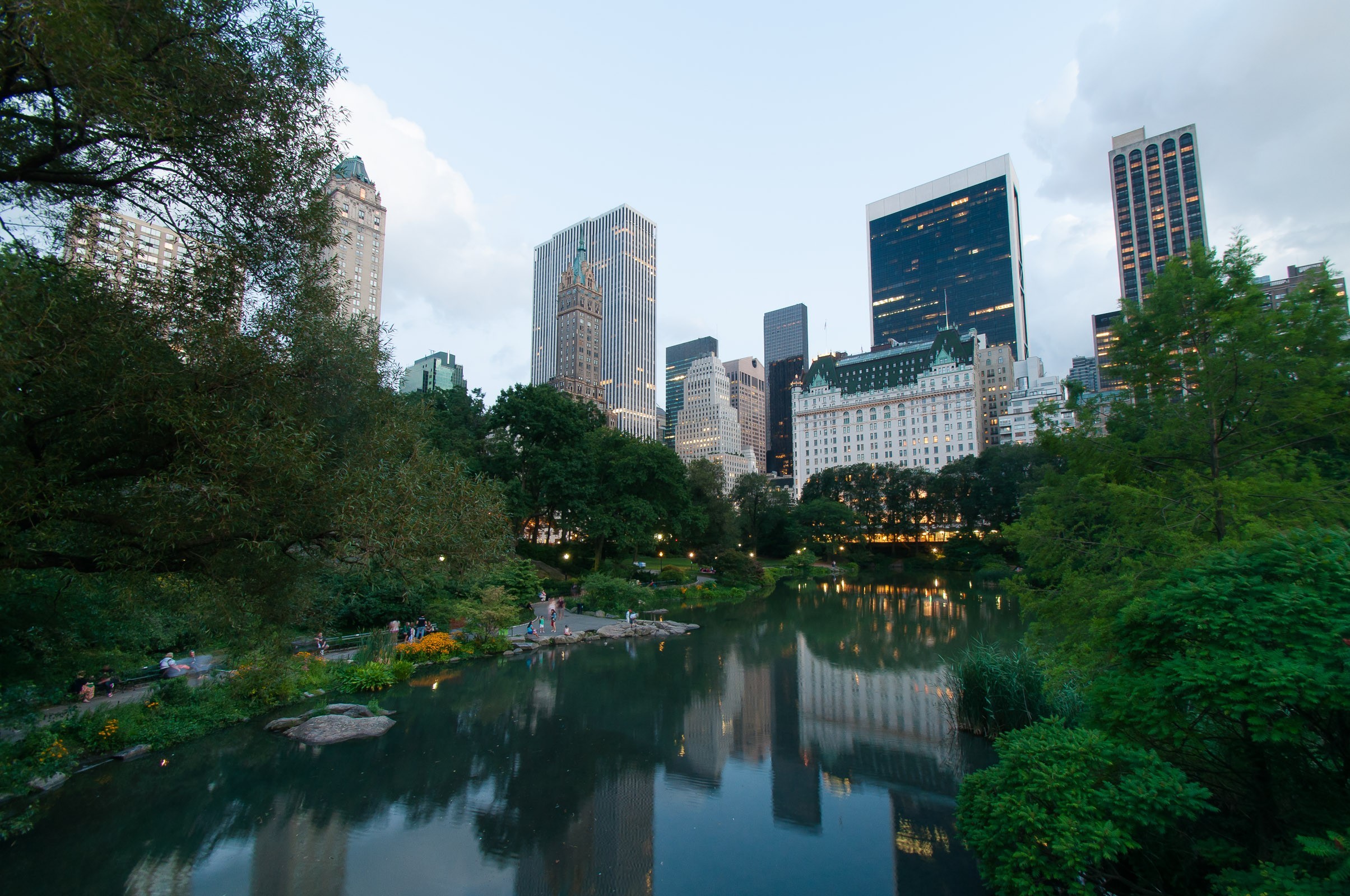 Wacht op de juiste balans tussen de lucht en de verlichting van de gebouwen. Het begint op deze foo al donkerder te worden, maar de verlichting op de voorste (lage) gebouwen valt nauwelijks op.
