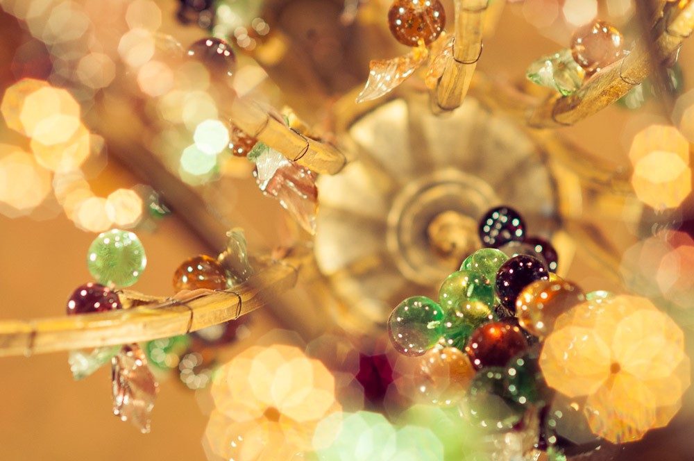 De lichtpuntjes in het glas van deze kroonluchter zorgden voor het bokeh-effect