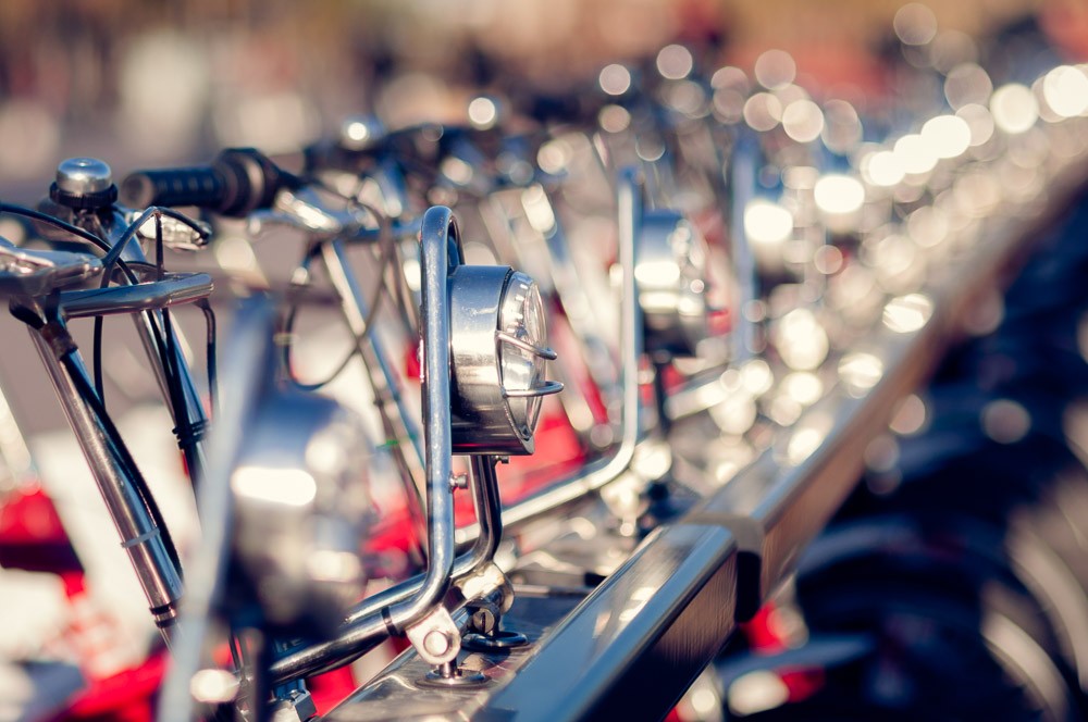 Het bokeh-effect kun je ook krijgen door metaal dat licht reflecteert, zoals hier het geval is bij de fietsen