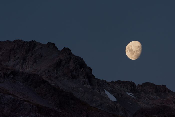 Maan gefotografeerd boven de top van de berg - 300mm lens.