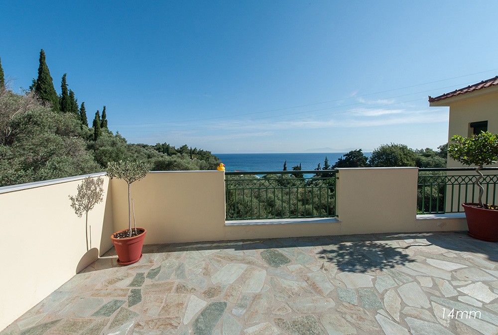 Bij een brandpuntsafstand van 14mm heb je veel groothoek