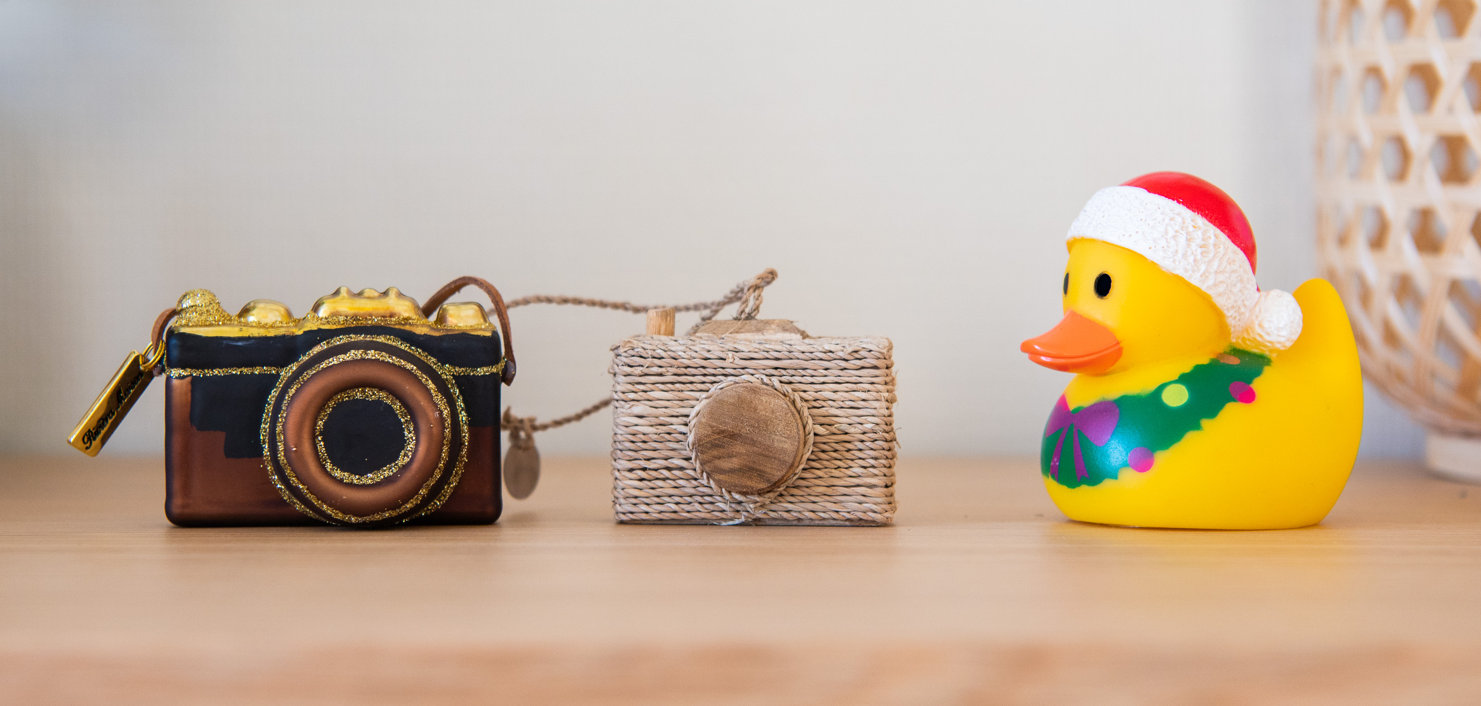 Kerstballen in de vorm van een camera