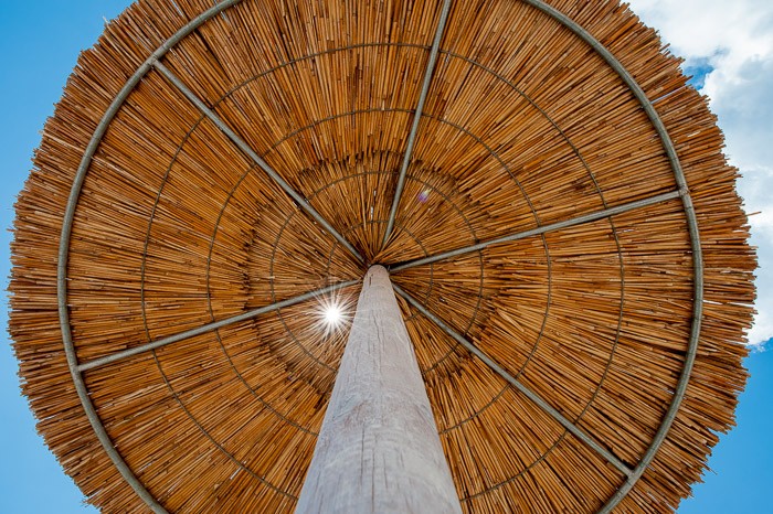 Cliche vakantiefoto's: rieten parasol