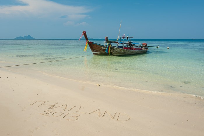 Cliche vakantiefoto's: Schrijven in het zand