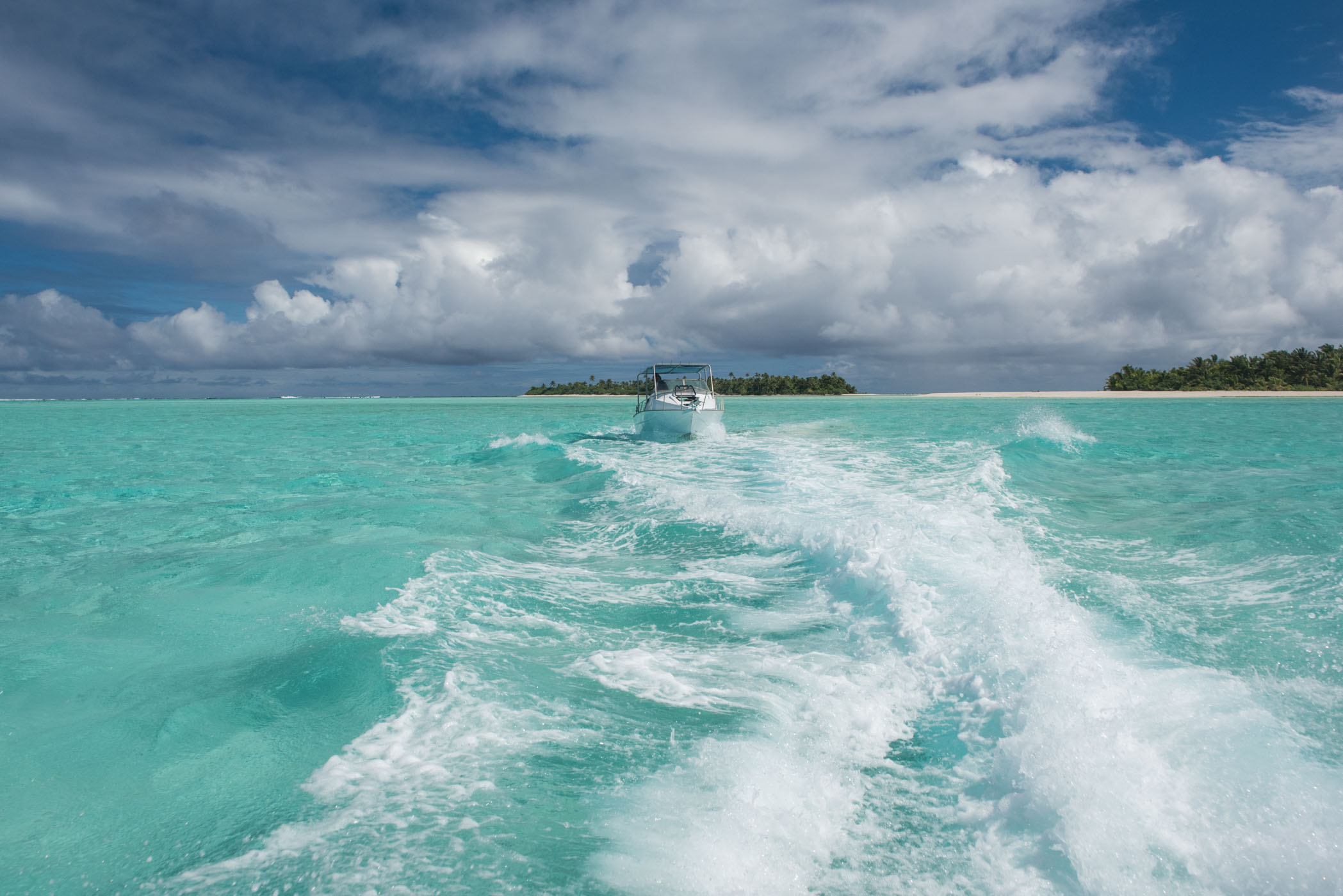 Het eiland achter de boot is Honeymoon Island
