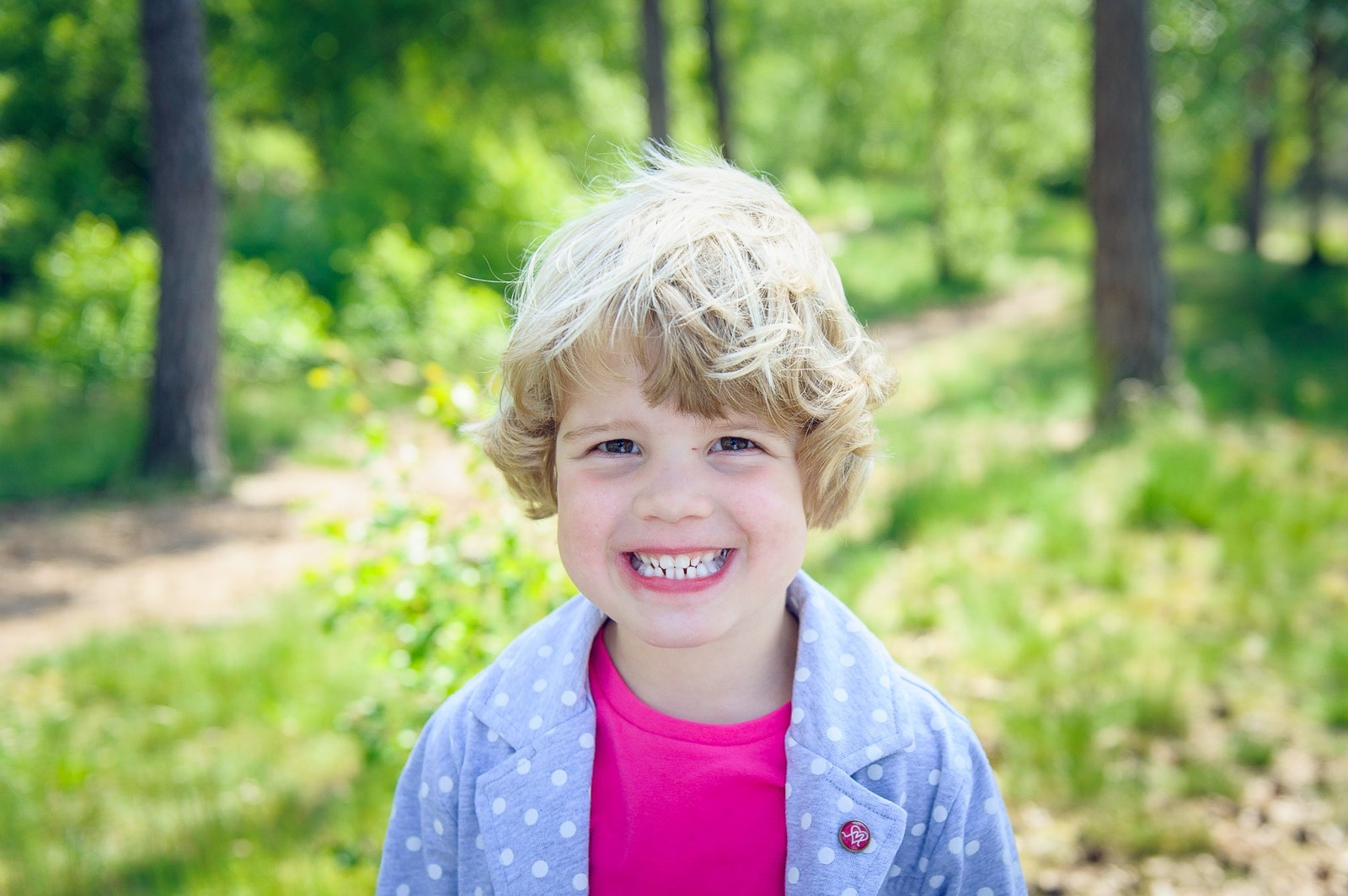 Het meisje op deze foto heeft een nepglimlach; ze laat haar tanden zien alsof ze naar de tandarts gaat