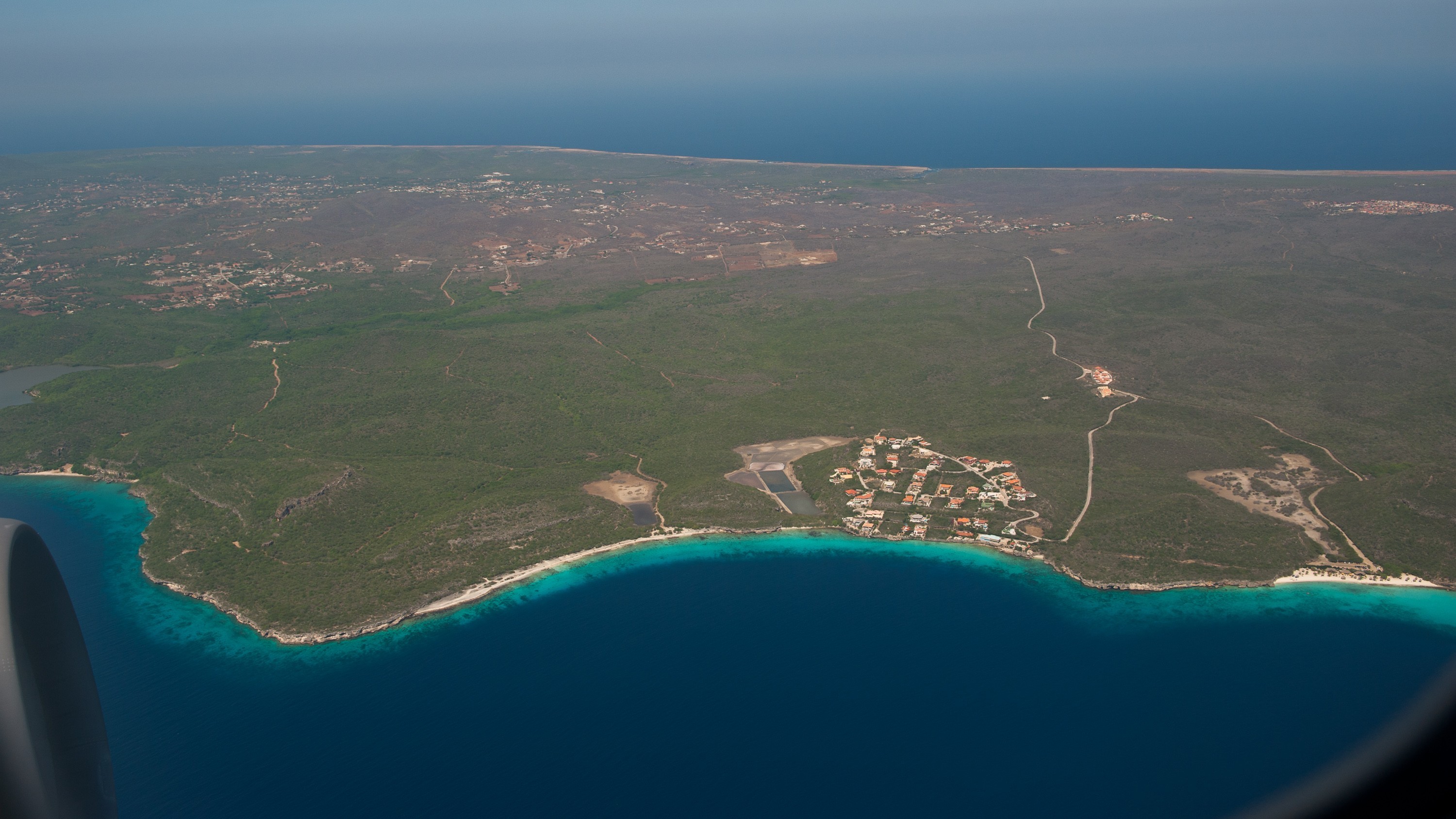 Curacao vanuit de lucht. Het strandje helemaal aan de rechterkant is Cas Abou.