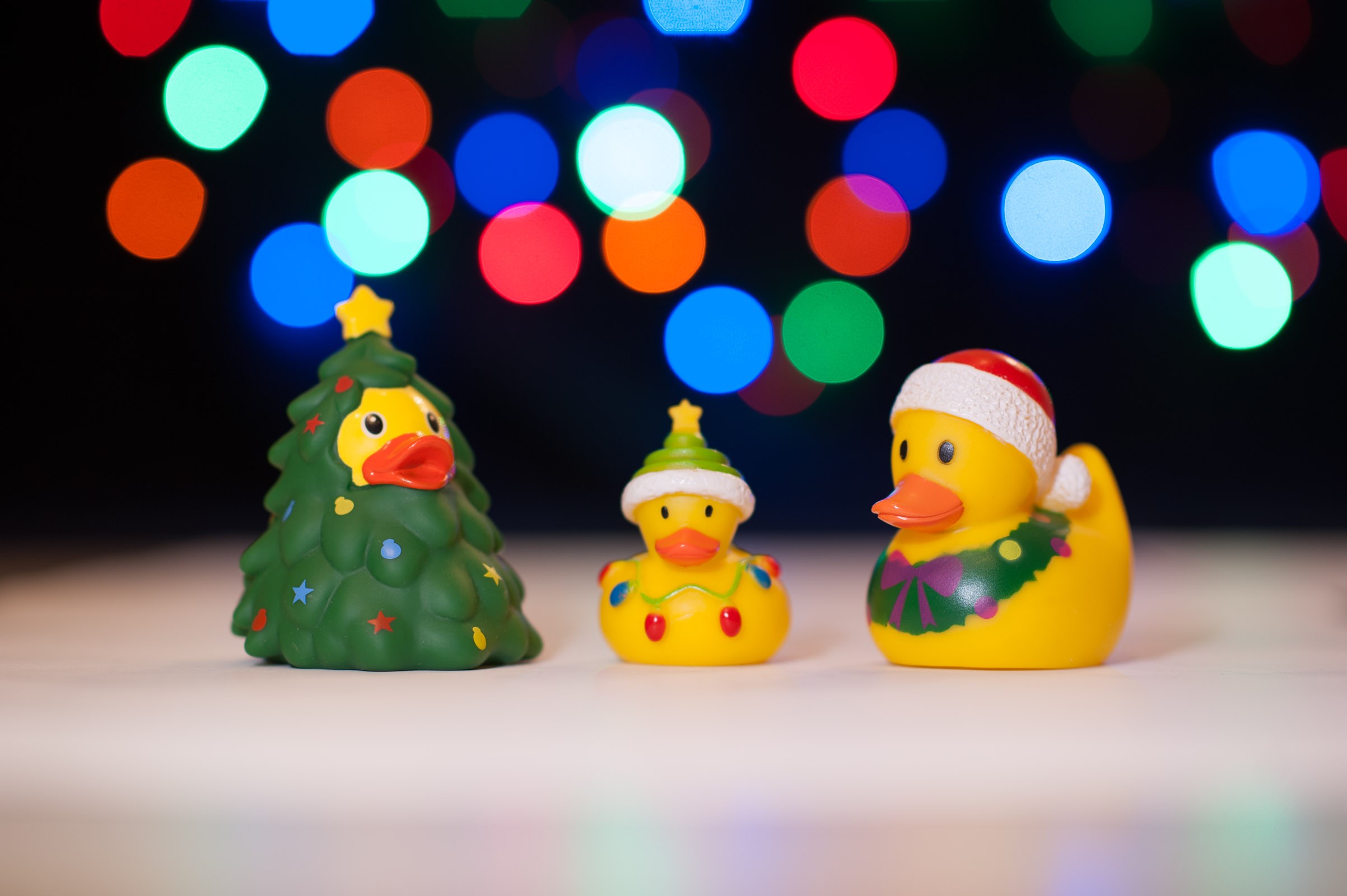 Het extra lichtje haalt naar mijn idee iets van de sfeer weg. Ook stoor ik me aan de (sterkere) reflectie op het de 'ketting' en het oogje van het badeendje rechts.