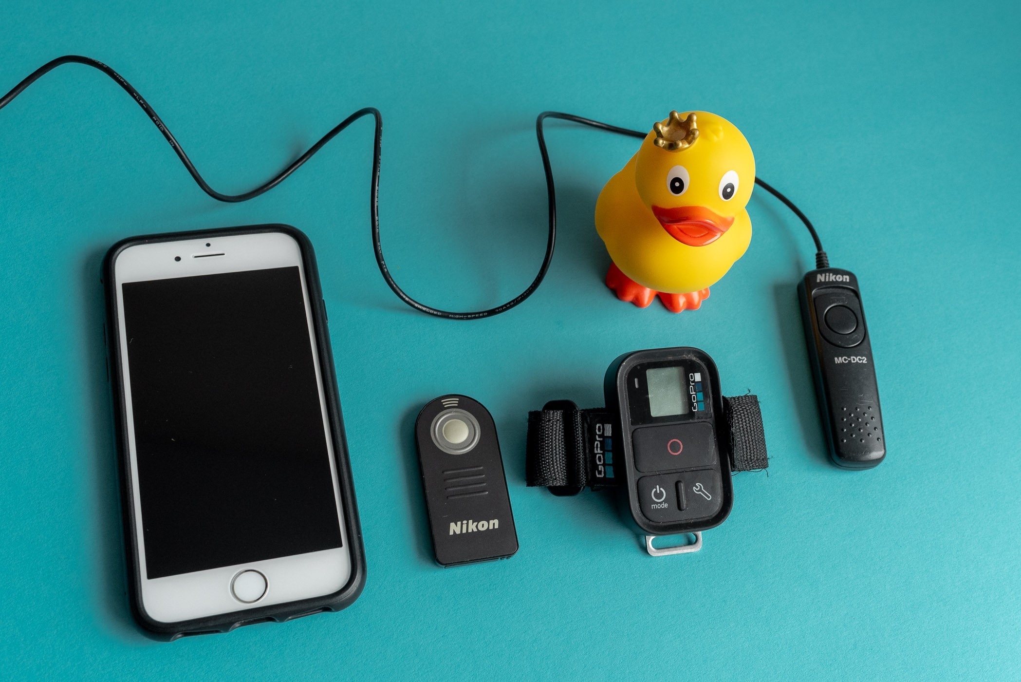 Van links naar rechts; smartphone, afstandsbediening voor Nikon (ML-L3), afstandsbediening voor GoPro, draadontspanner voor Nikon (MC-DC2)