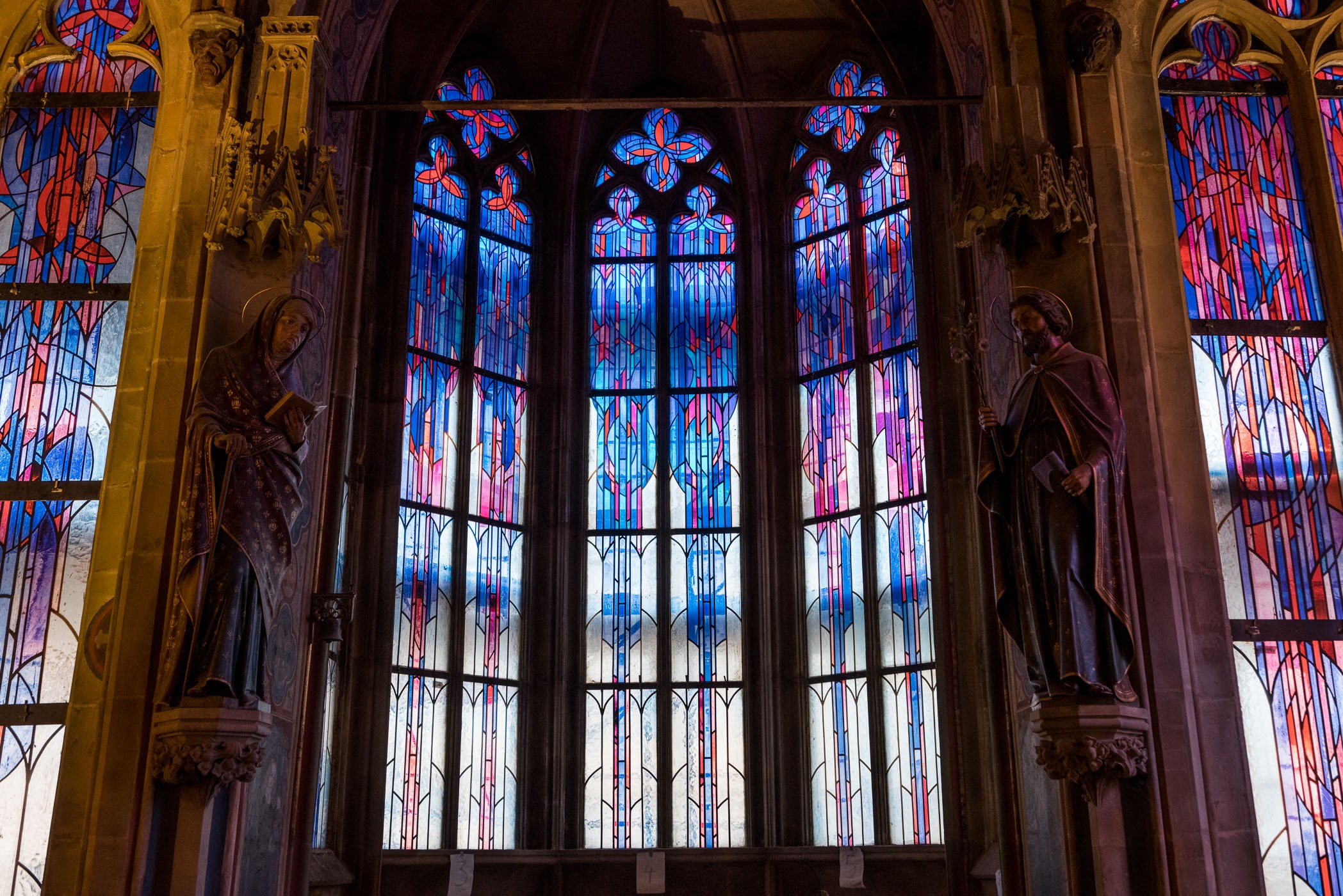 1/80s op ISO 1600. Het was een grijze, bewolkte dag waardoor het moeilijker was om het glas in lood uit de hand te fotograferen. Een statief mocht ik hier niet gebruiken en er was ook niets waar ik mijn camera even op kon zetten.