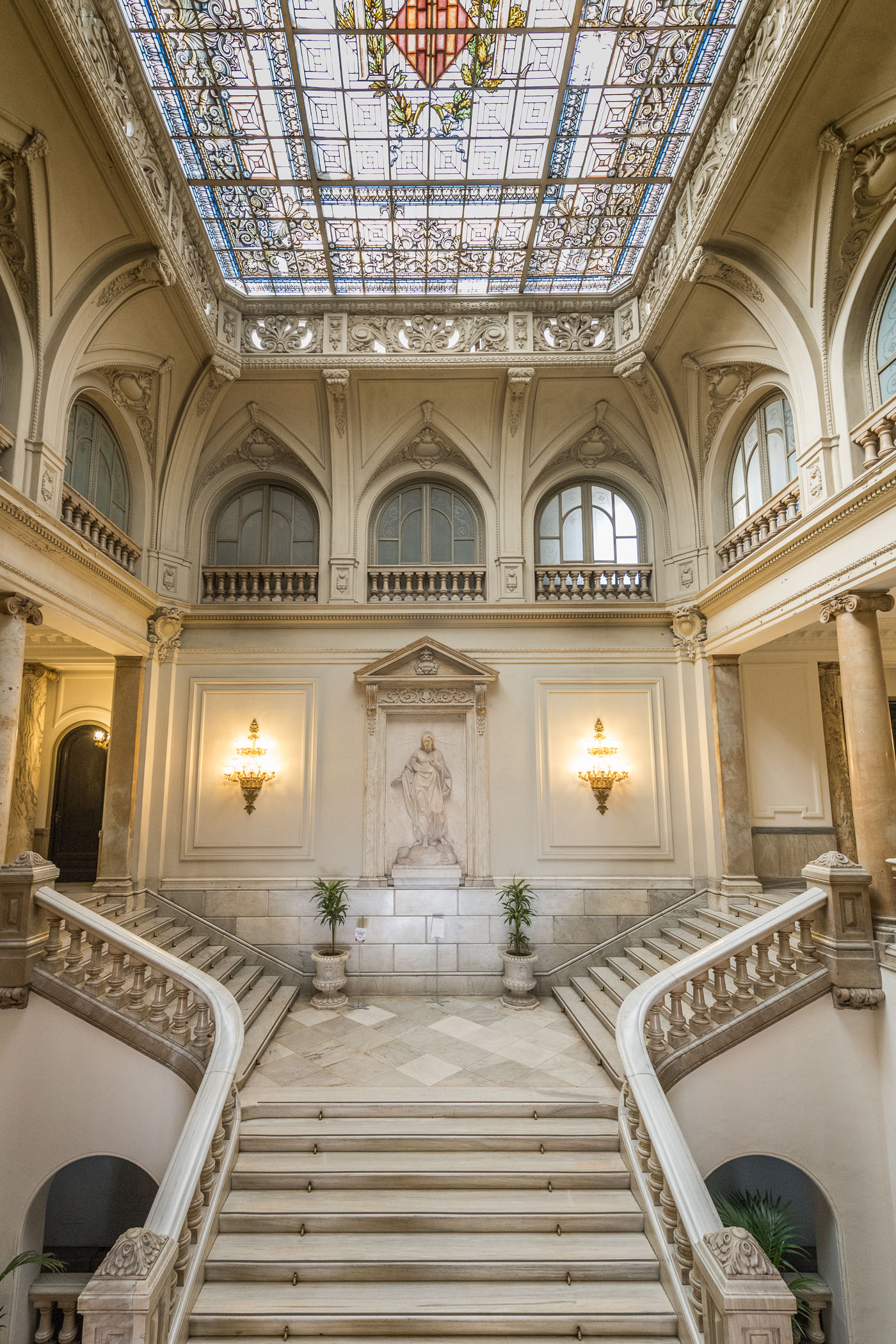 Bij deze foto is de ruimte goed verlicht, maar is het glas-in-lood plafond wel wat overbelicht. Hierdoor zie je de lijnen van het lood niet meer goed en ook de kleuren zijn minder duidelijk.