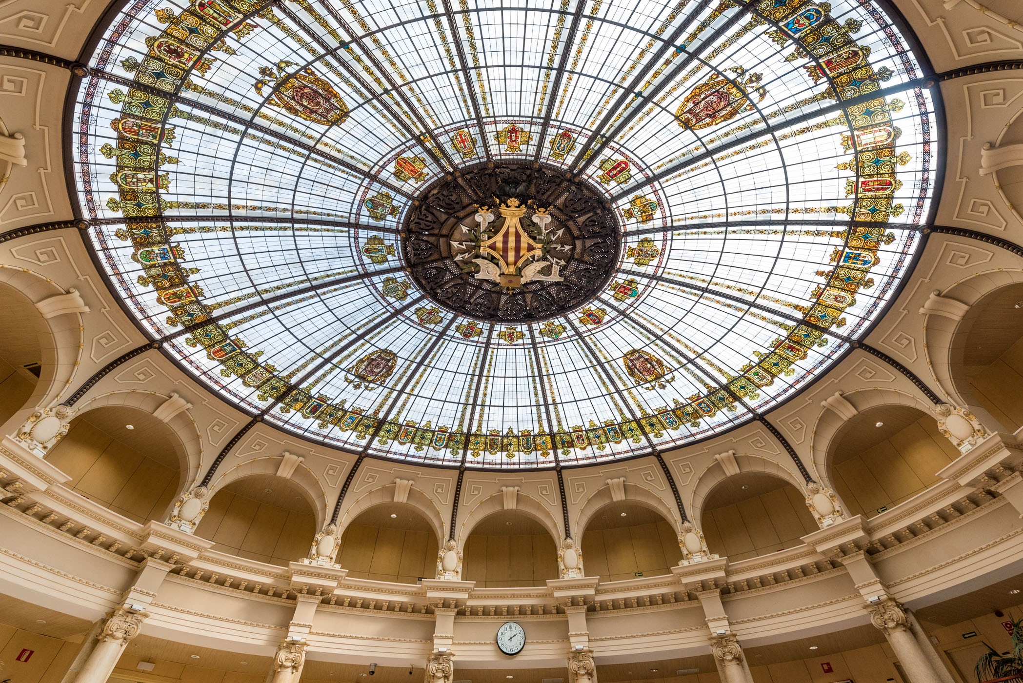 Deze koepel met glas in lood (in een oud postkantoor in Valencia) fotografeerde ik juist met een groothoeklens.