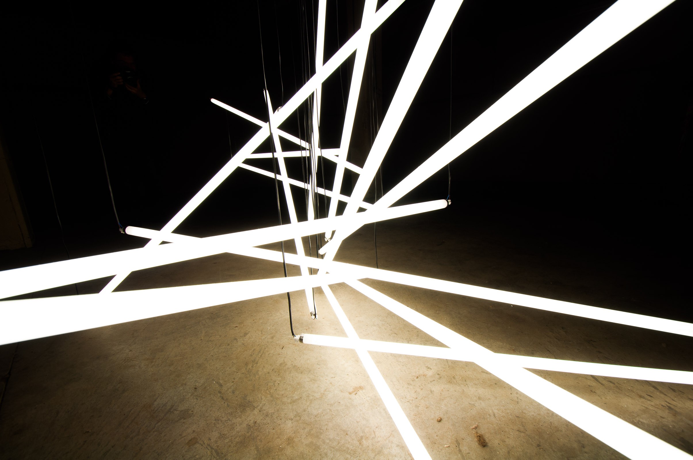 Deze hangende TL-buizen waren van een afstandje eigenlijk niet zo speciaal. Ik besloot er heel dicht op te staan met m'n 10mm objectief, waardoor de foto veel cooler werd.