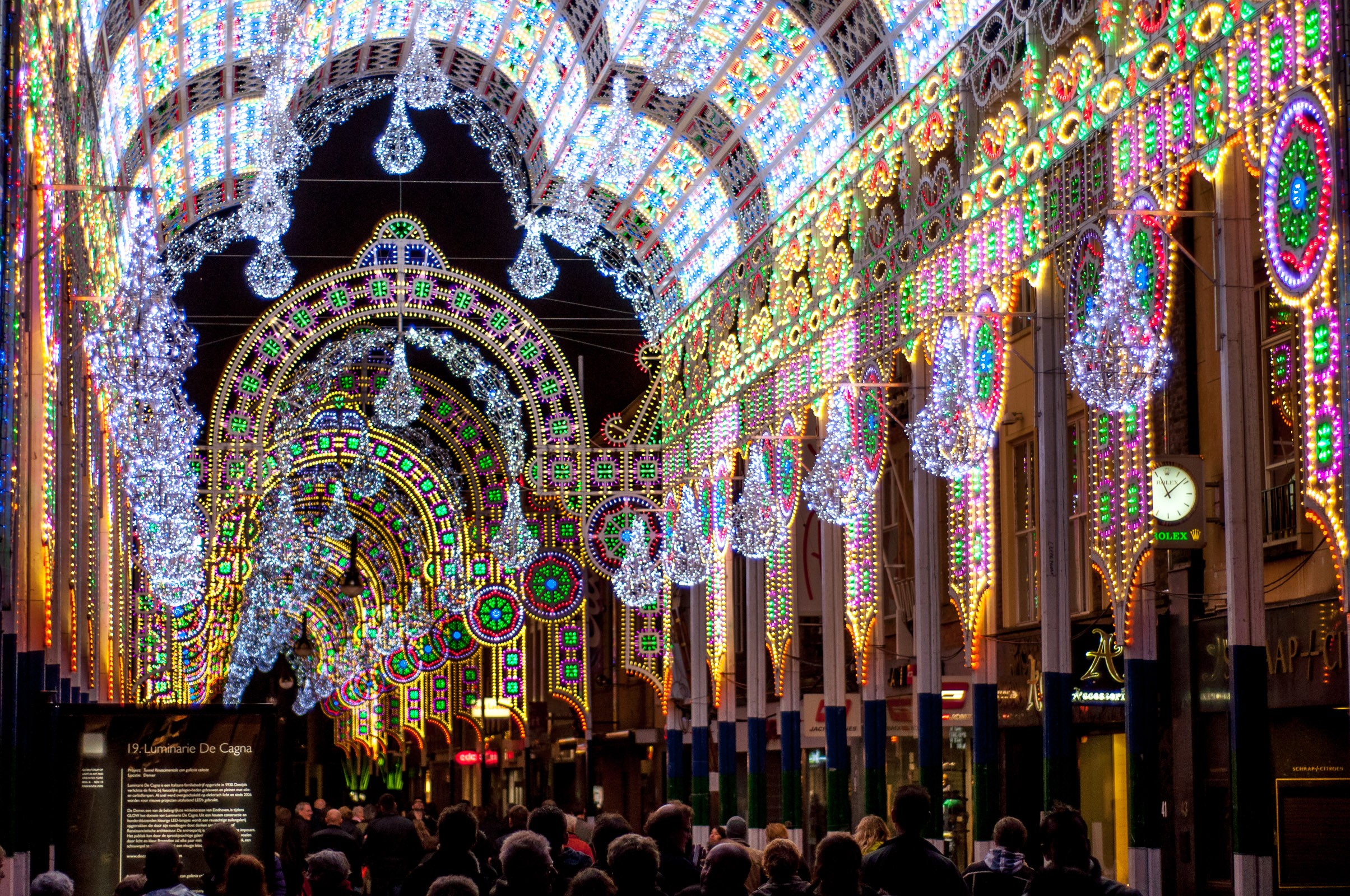 Luminarie De Cagna: een van mijn favoriete GLOW attracties. Deze kathedraal van lichtjes was een straat lang. Deze foto maakte ik met een sluitertijd van 1/500s en je ziet goed dat een deel van de LED-verlichting hierdoor op de foto 'uit' staat.