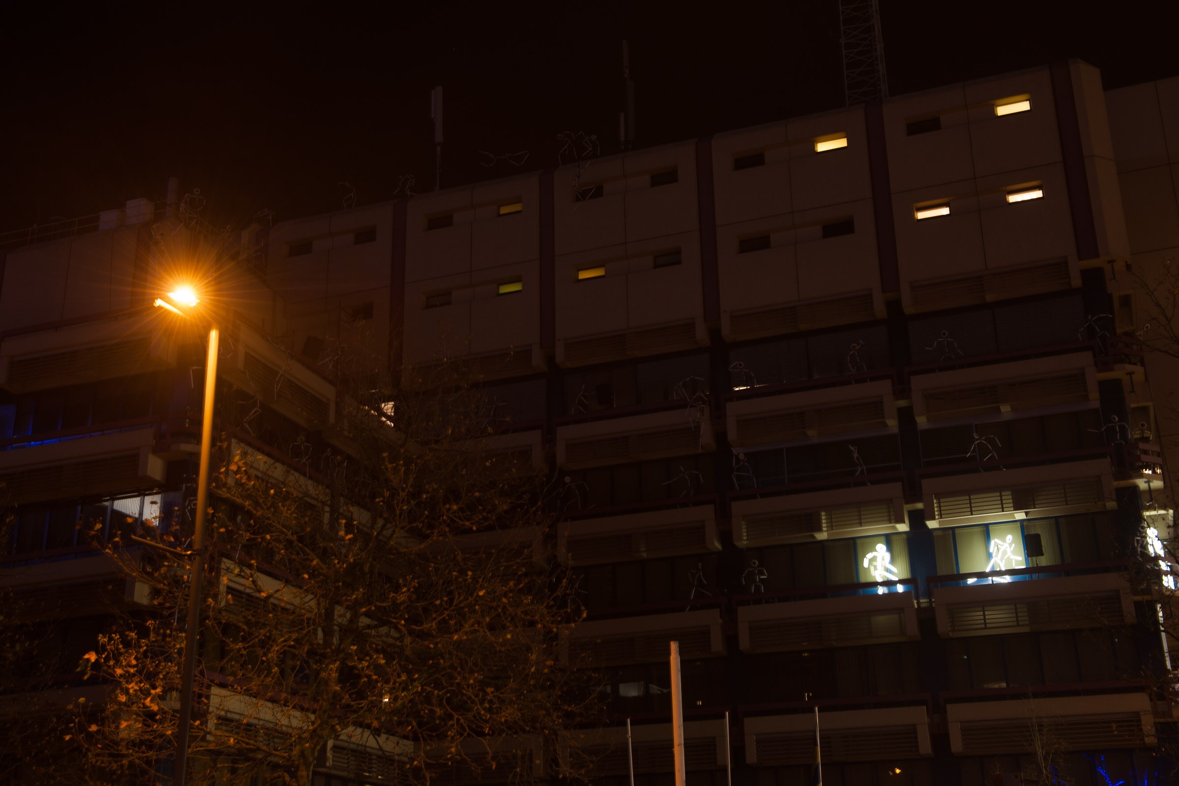 Dit was een leuk lichtkunstwerk op het politiebureau van Eindhoven. Telkens lichte er een andere poppetje op, waarmee een achtervolgensscene van boef en politie werd nagespeeld. Alleen op de foto komt dit nu natuurlijk niet goed over.