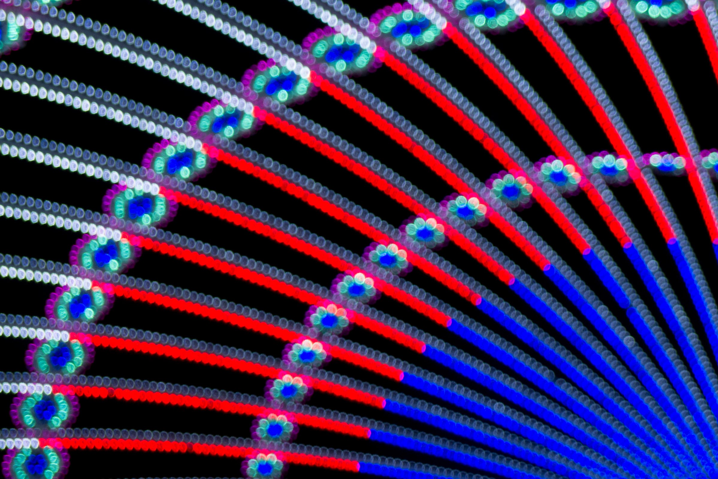 Kijk of je interessante lijnen of patronen vind in de bokeh-bollen.