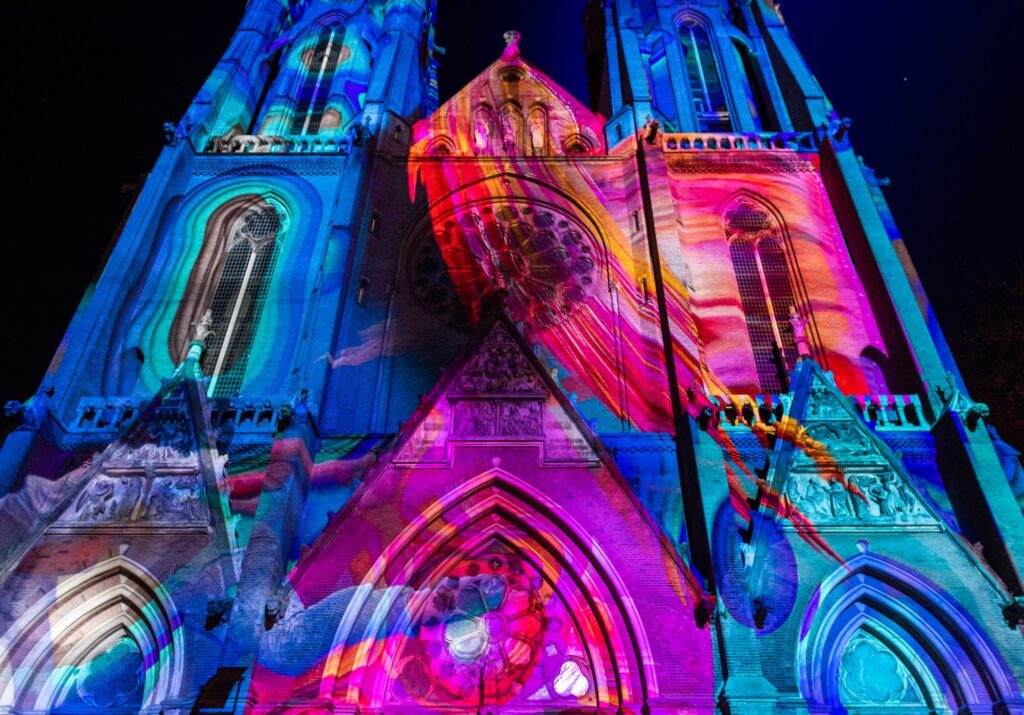 [Confluence door Ocubo Criativo, 2018] Bewegende projectie op de St. Catharinakerk.