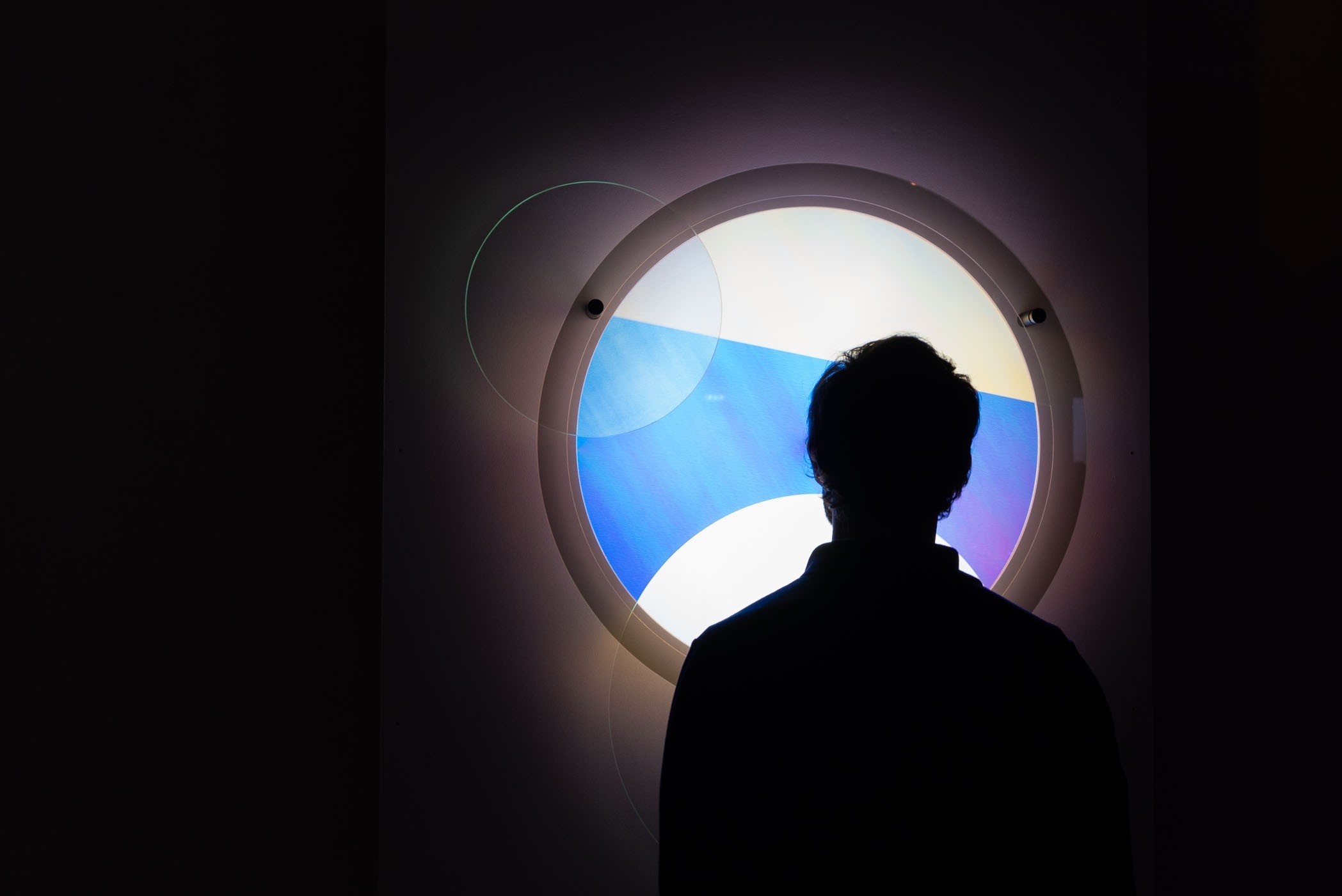 [Wave and Particle, 2018] De maker van dit (fantastische) kunstwerk staat voor zijn eigen werk. (Dit ding wil je echt 'in actie' zien, check ook maar eens hier)