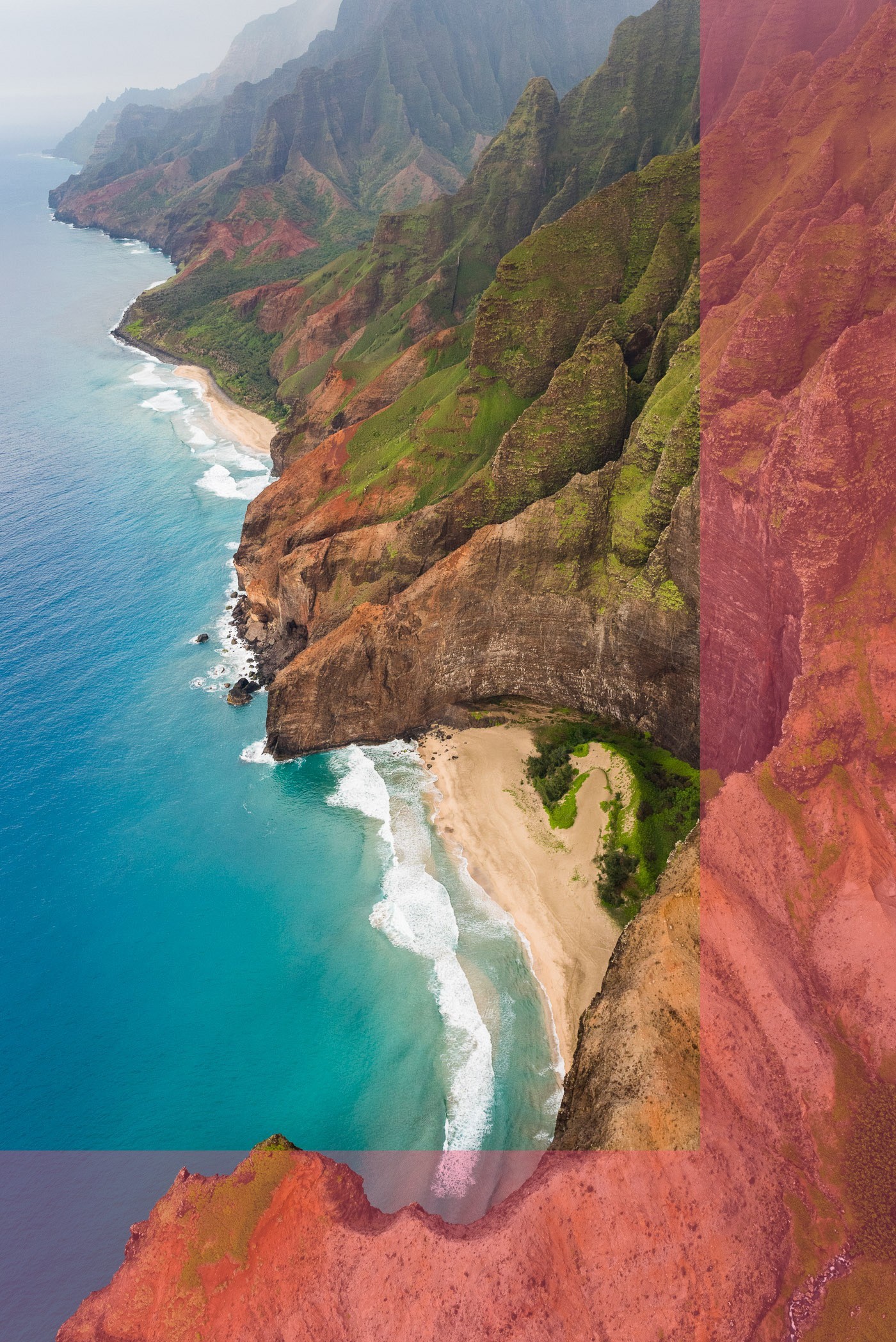 De roze lijn is het stuk foto dat om de kaft wordt gevouwen en deels onder het schutblad verdwijnt. Een groot stuk van de foto dus!