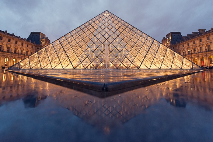 Het Louvre is 's avonds ook erg mooi
