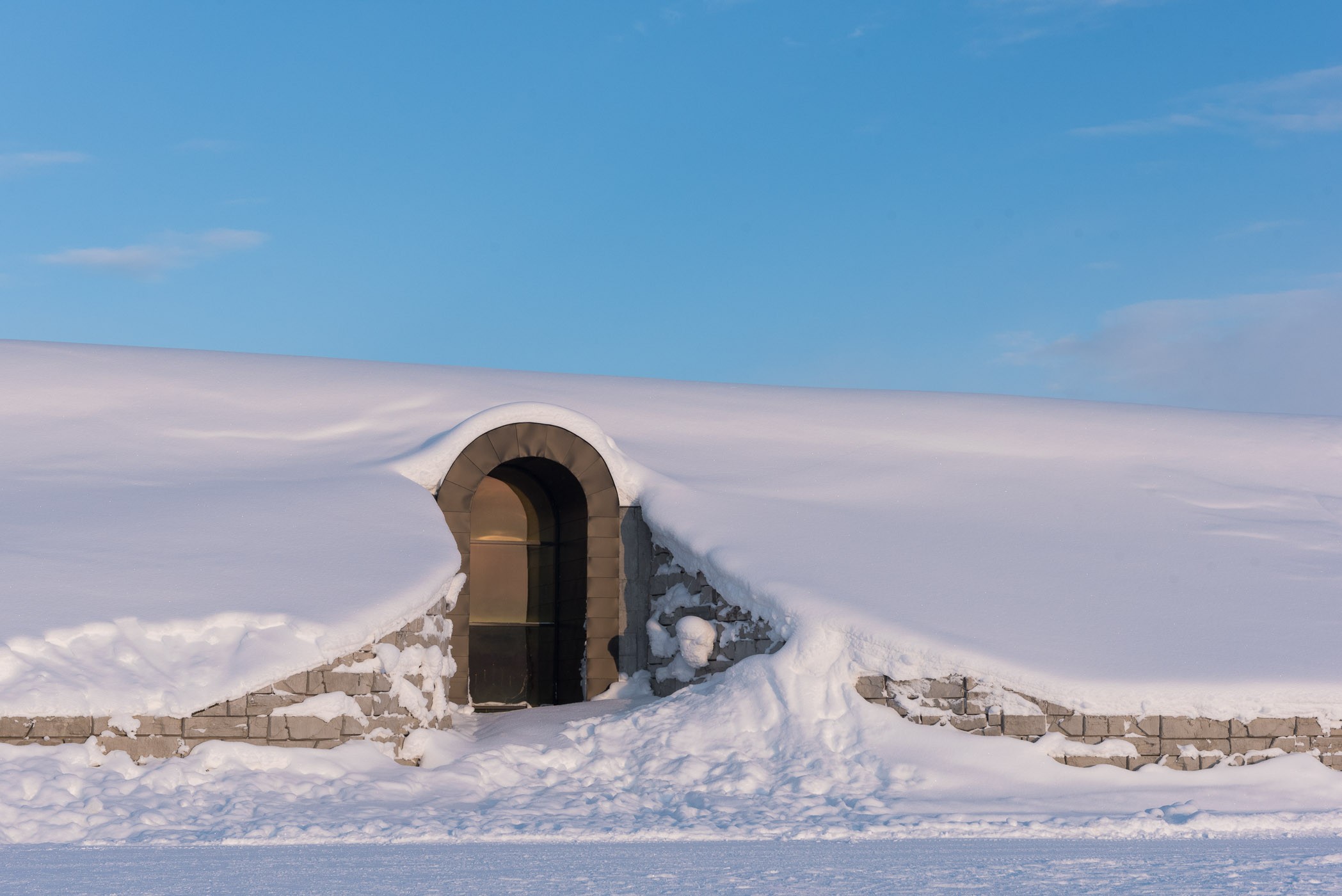 Buitenkant van het Icehotel 365. Als ik het goed begrepen heb is het een stenen gebouw met daarin dus eigenlijk koelkamers ;)